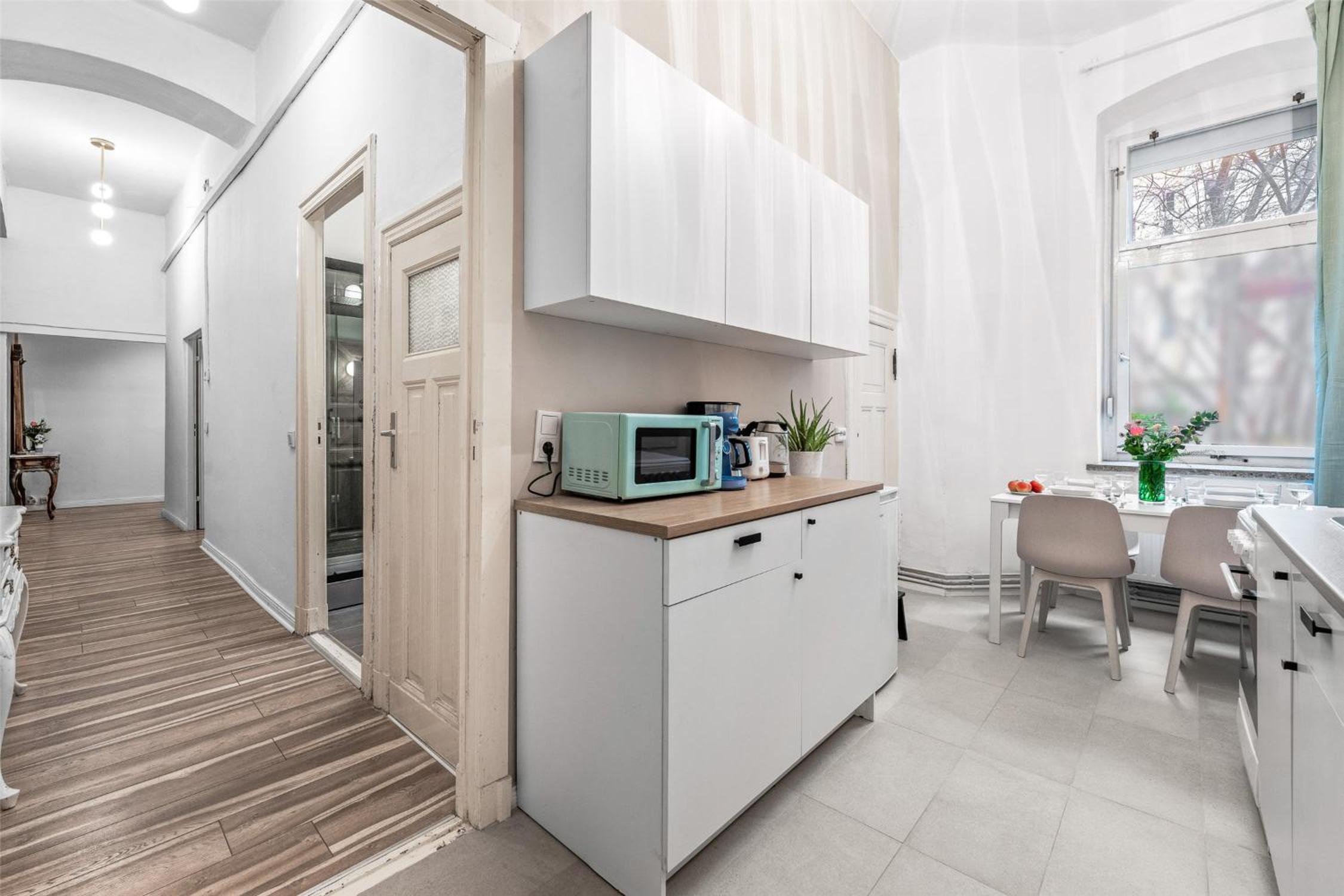 Holiday 33 Apartment K next to Alexanderplatz, 4 rooms with bathroom & guest toilet