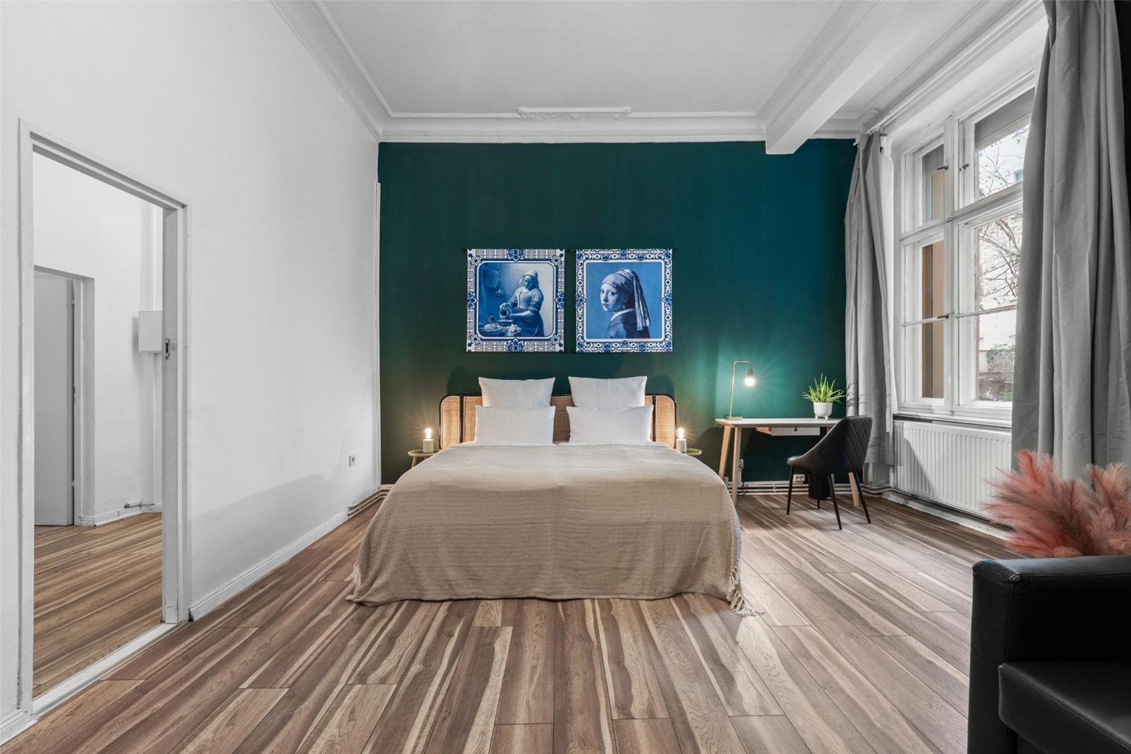 Holiday 33 Apartment K next to Alexanderplatz, 4 rooms with bathroom & guest toilet
