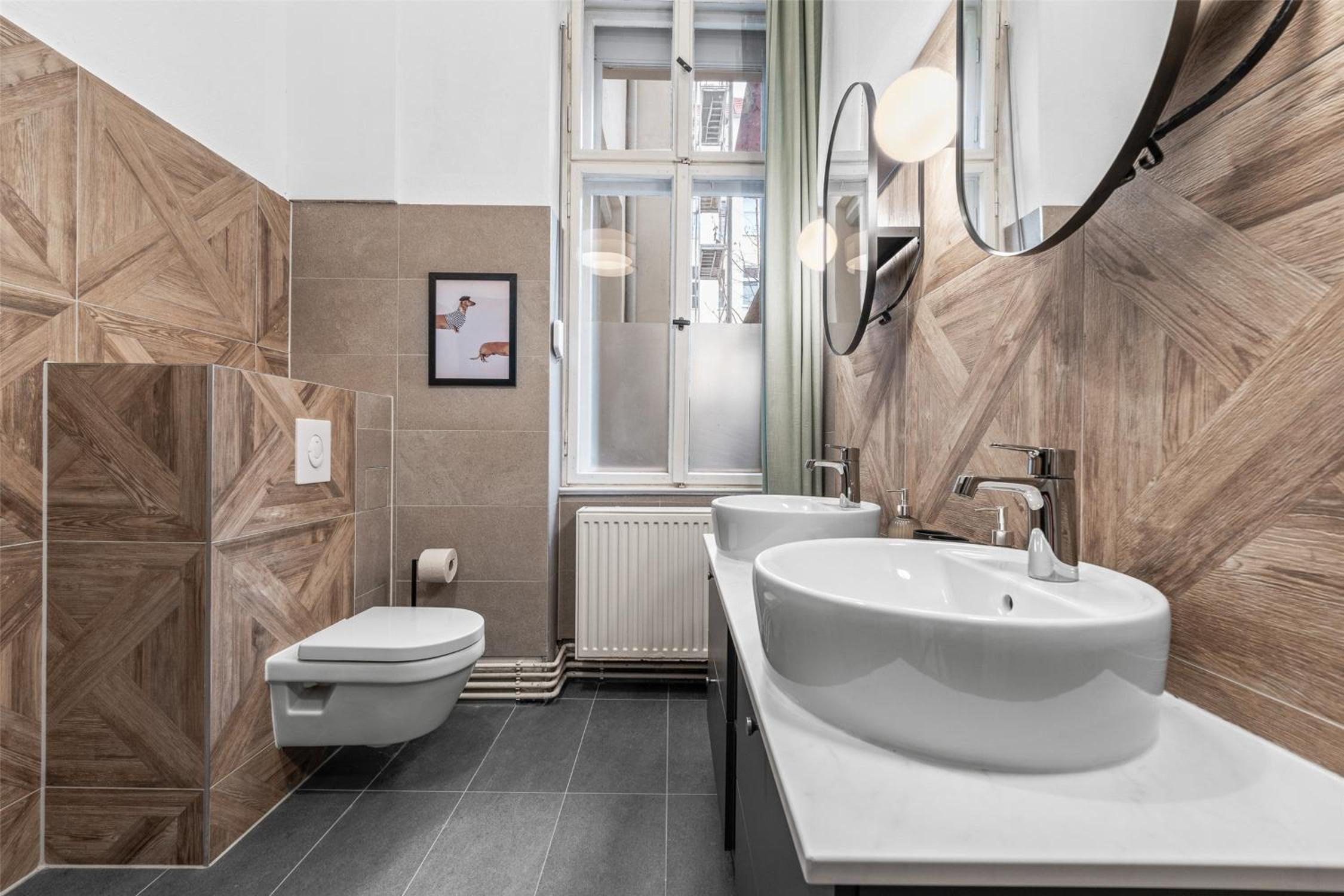 Holiday 33 Apartment K next to Alexanderplatz, 4 rooms with bathroom & guest toilet