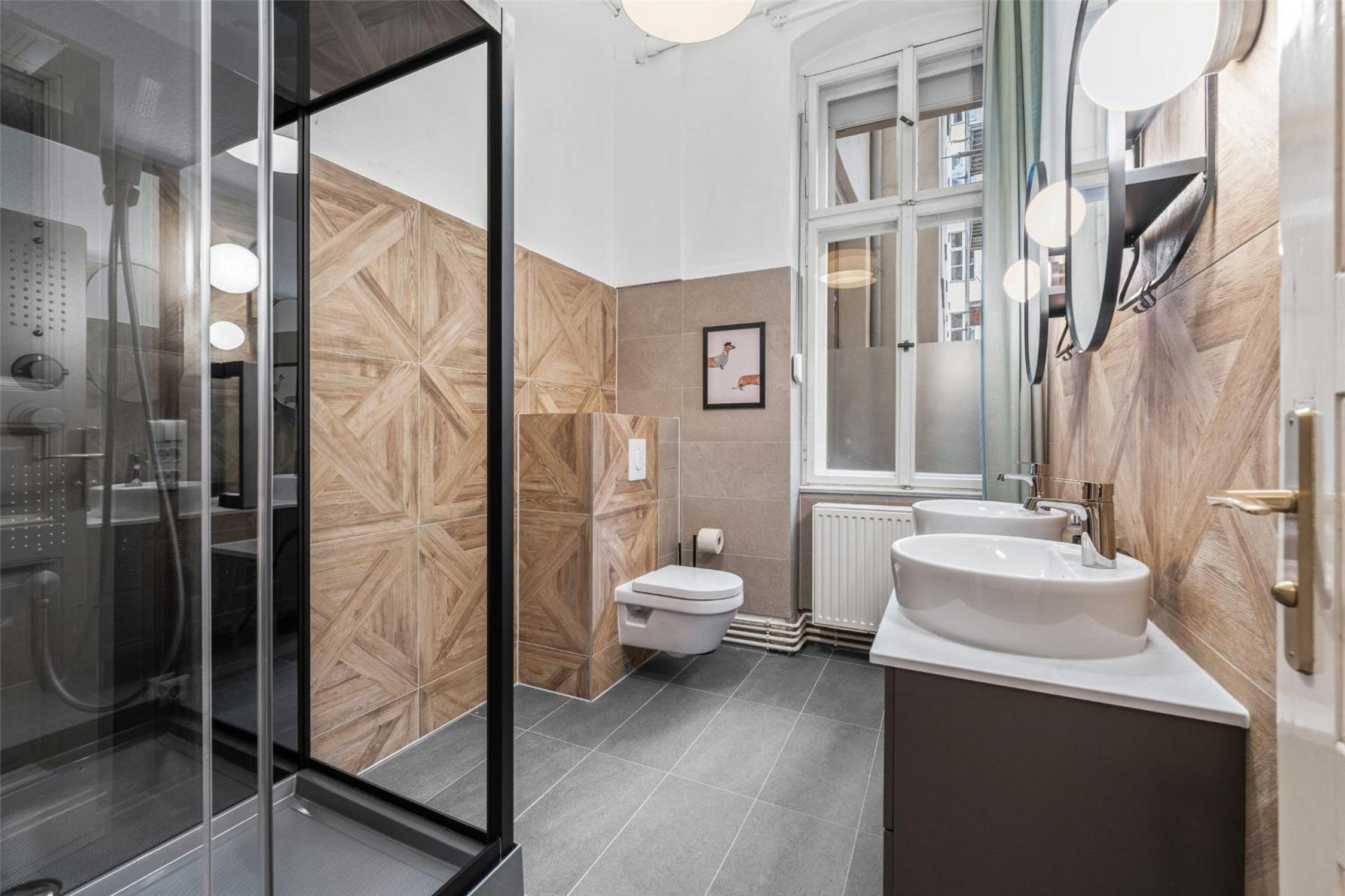 Holiday 33 Apartment K next to Alexanderplatz, 4 rooms with bathroom & guest toilet