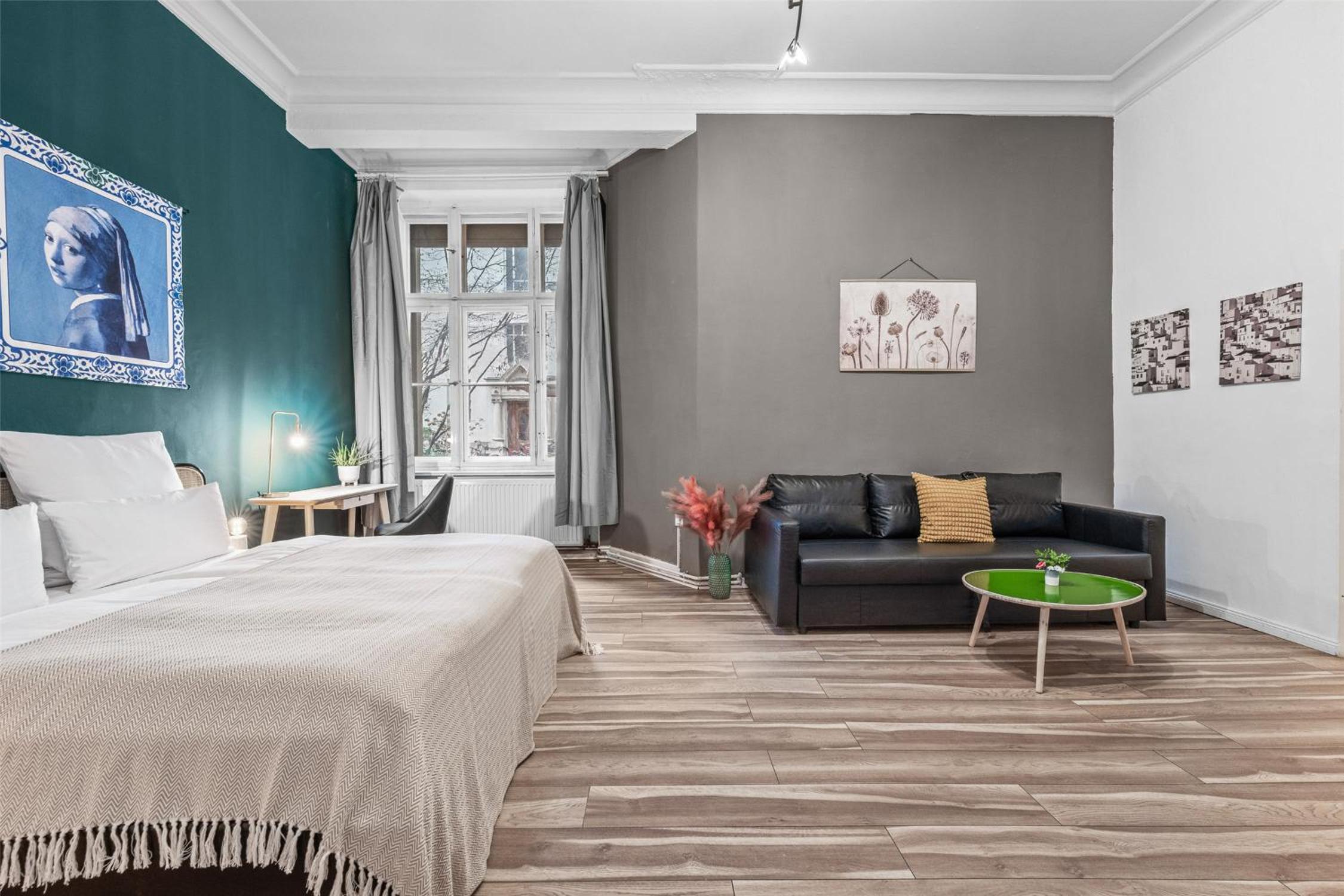 Holiday 33 Apartment K next to Alexanderplatz, 4 rooms with bathroom & guest toilet