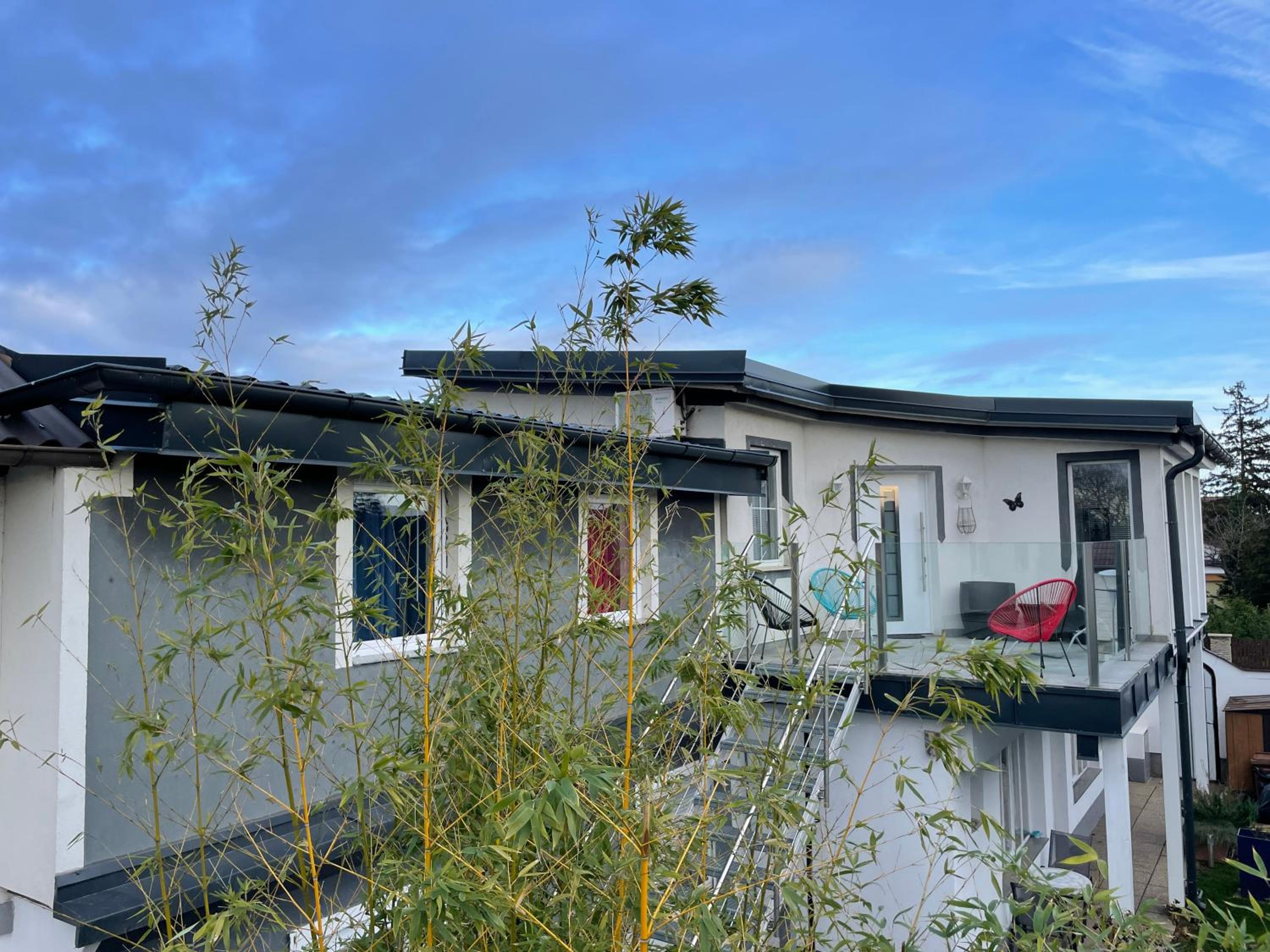 Cozy Apartment next Outlet Center & Airport with Pool & Garden