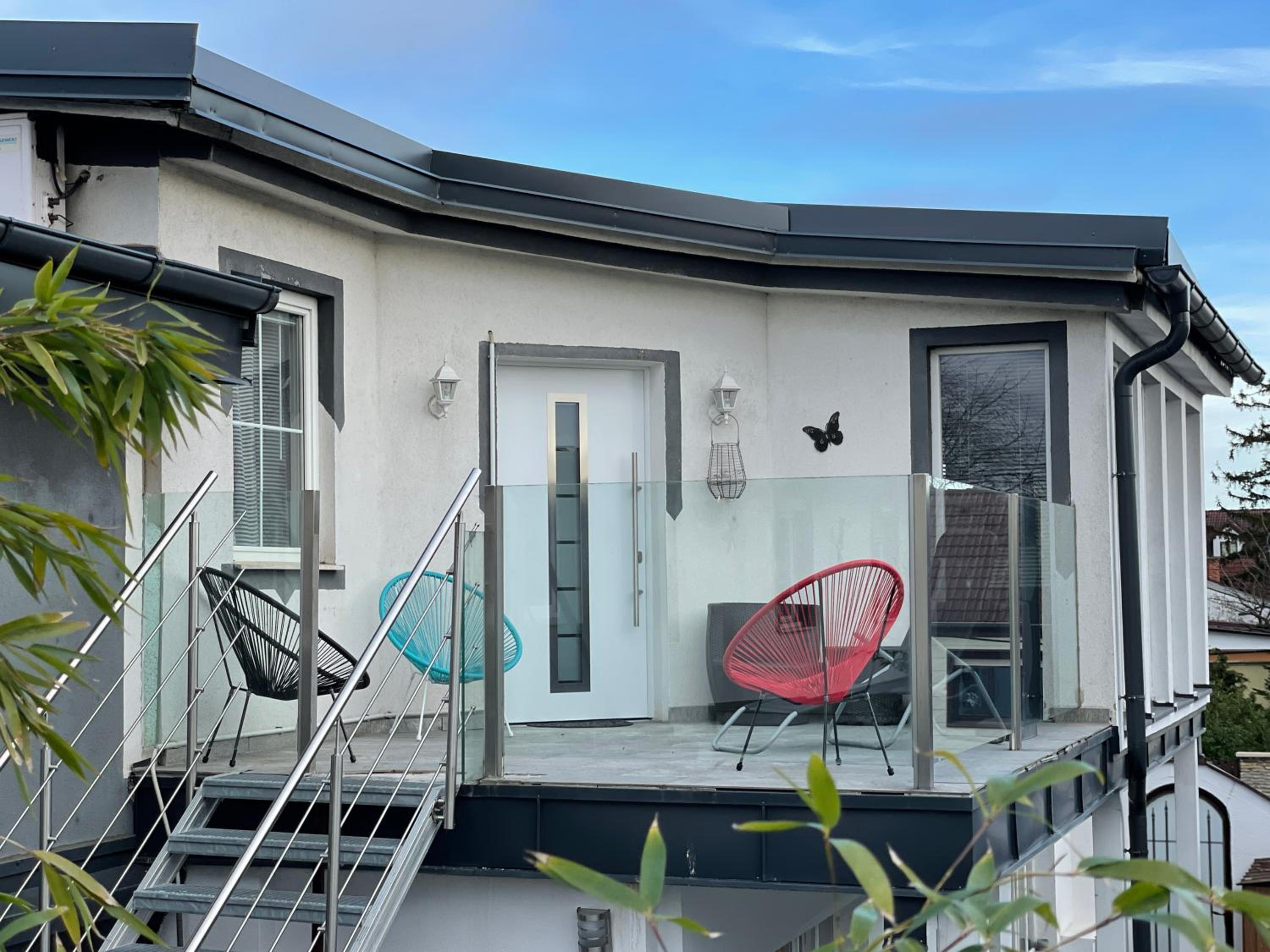 Cozy Apartment next Outlet Center & Airport with Pool & Garden