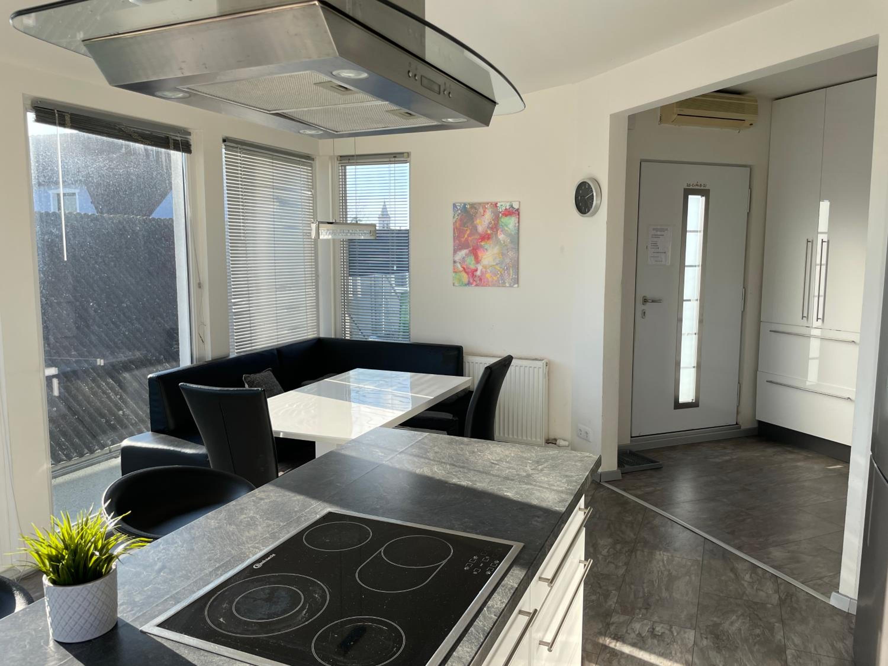 Cozy Apartment next Outlet Center & Airport with Pool & Garden