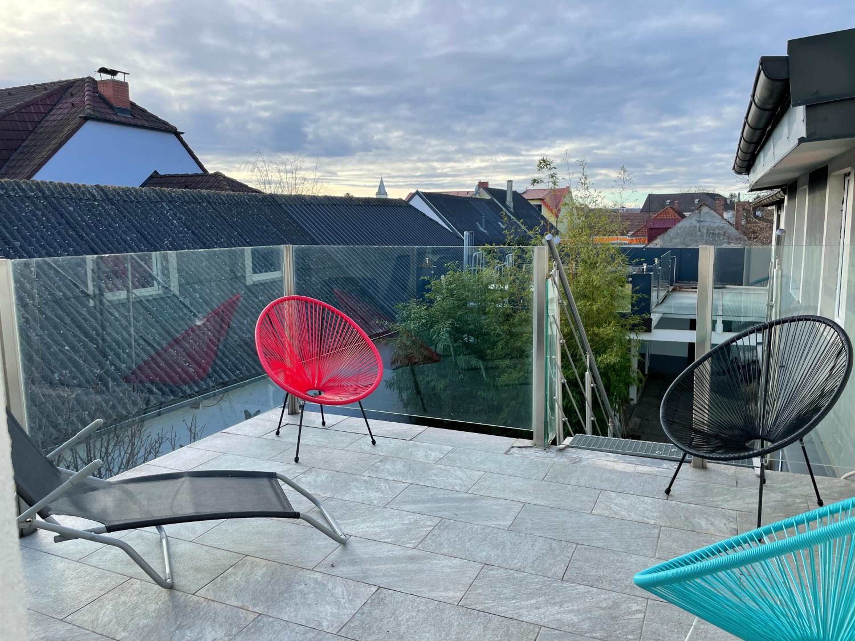 Cozy Apartment next Outlet Center & Airport with Pool & Garden