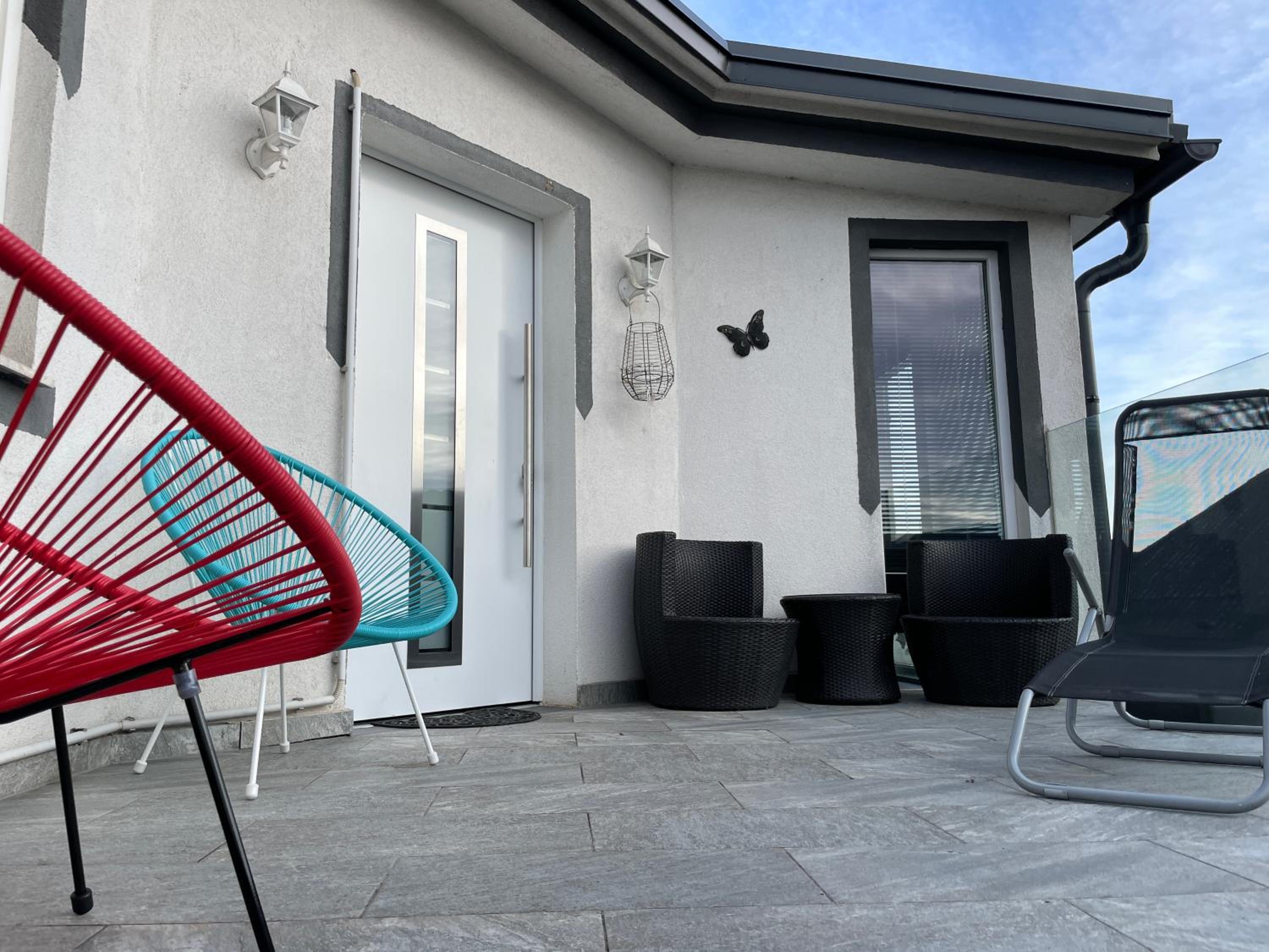 Cozy Apartment next Outlet Center & Airport with Pool & Garden