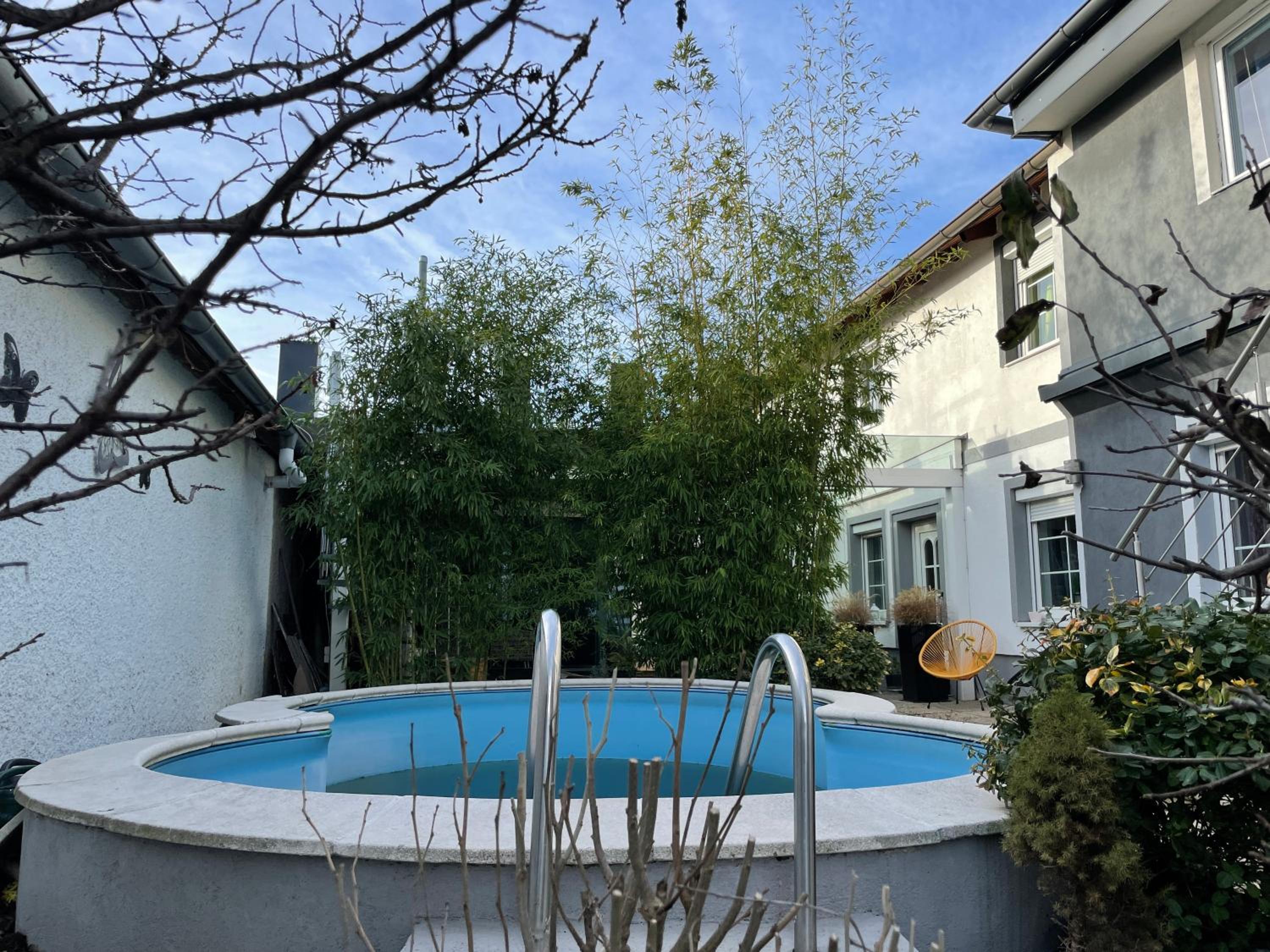 Cozy Apartment next Outlet Center & Airport with Pool & Garden