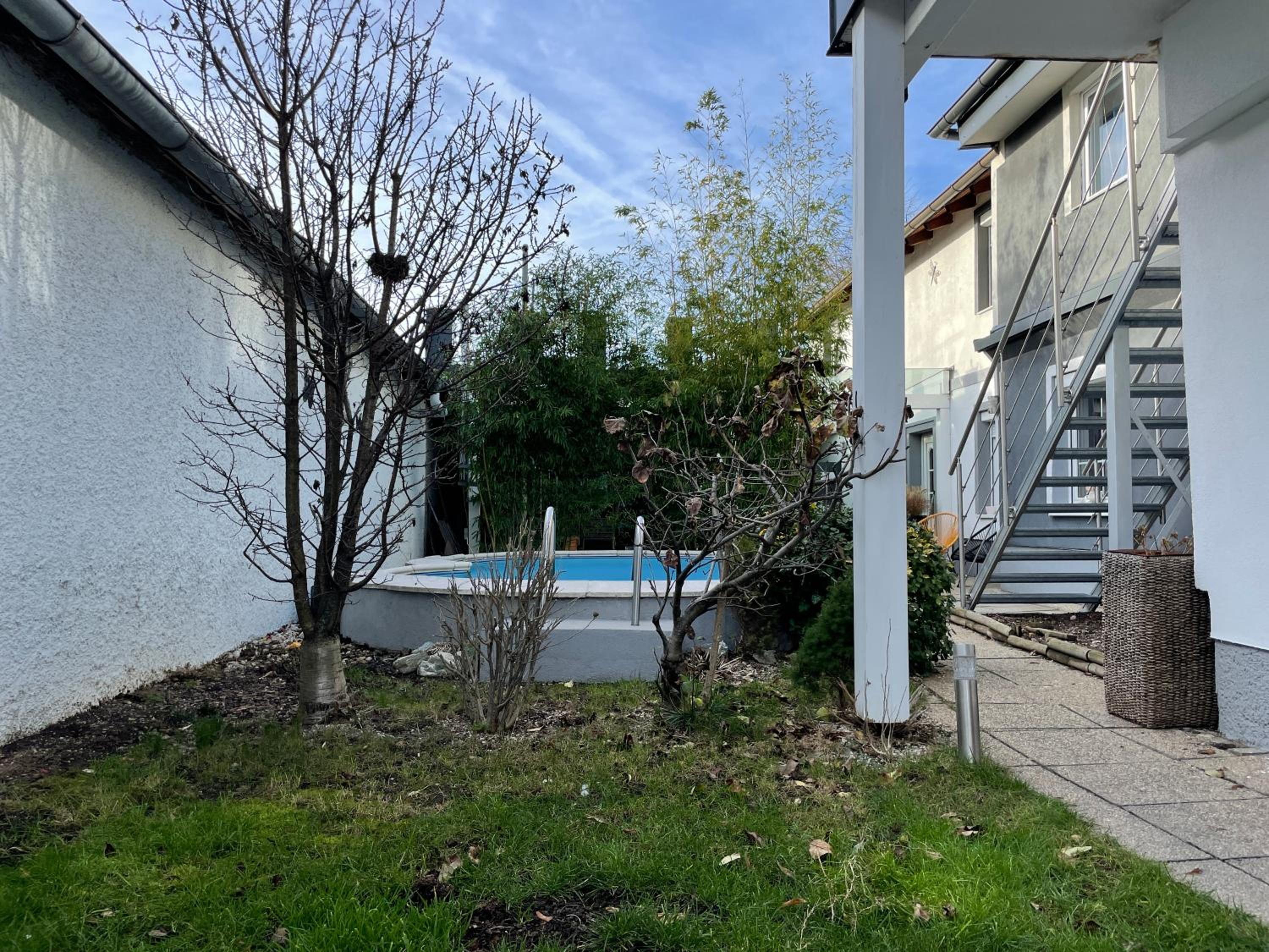 Cozy Apartment next Outlet Center & Airport with Pool & Garden