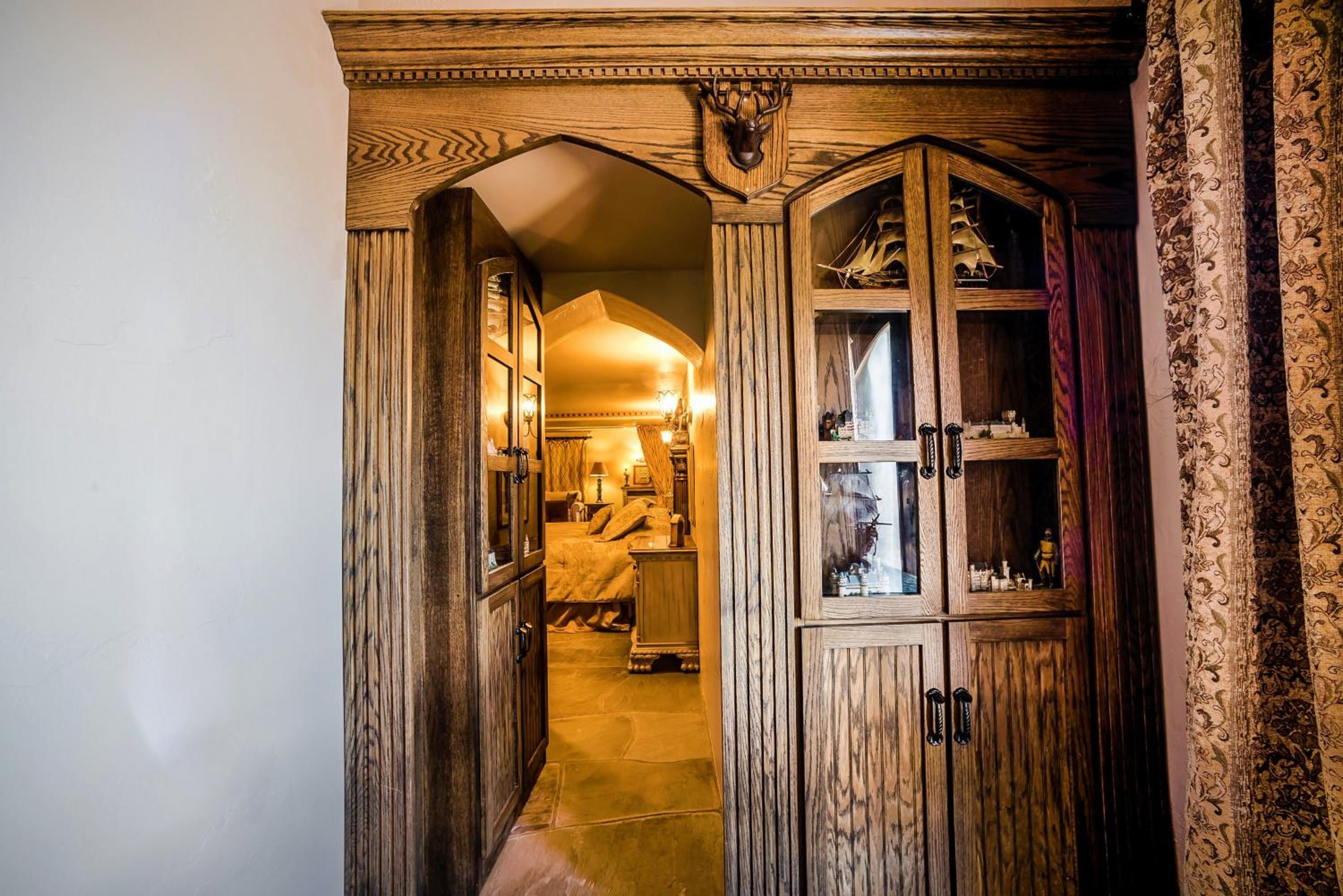 HIGHLANDS CASTLE overlooking Lake George plus 2 other CASTLES & SUITES