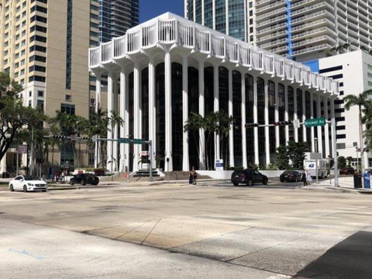 Miami Brickell 4 Bedrooms High Ceiling loft on the pool