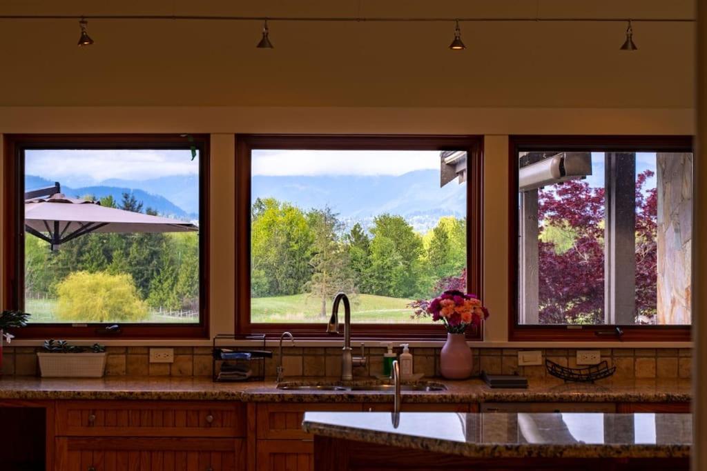 Season Premiere Winery-Bed & Breakfast in vineyard