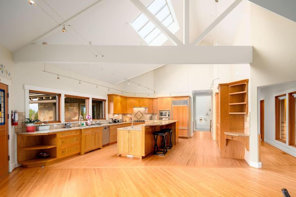 Season Premiere Winery-Bed & Breakfast in vineyard