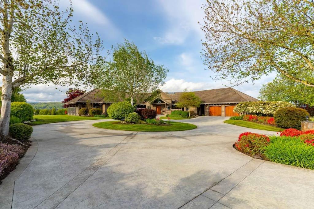Season Premiere Winery-Bed & Breakfast in vineyard