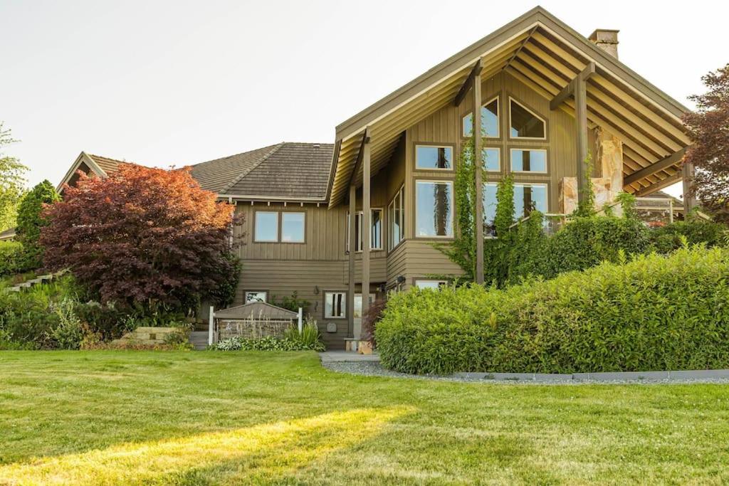 Season Premiere Winery-Bed & Breakfast in vineyard