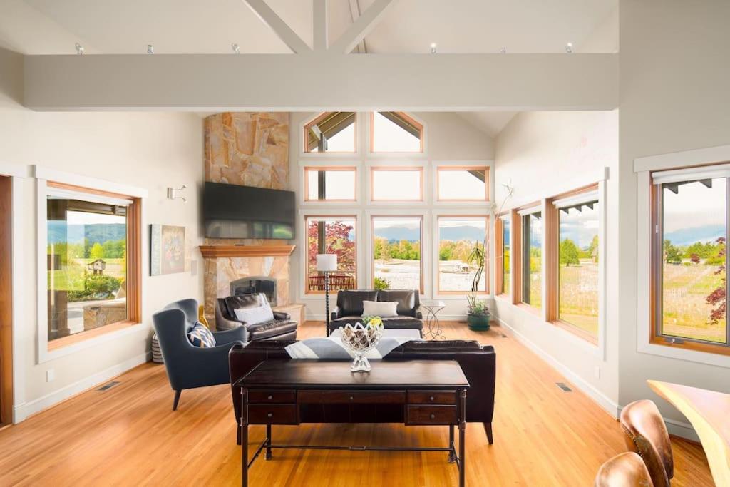 Season Premiere Winery-Bed & Breakfast in vineyard