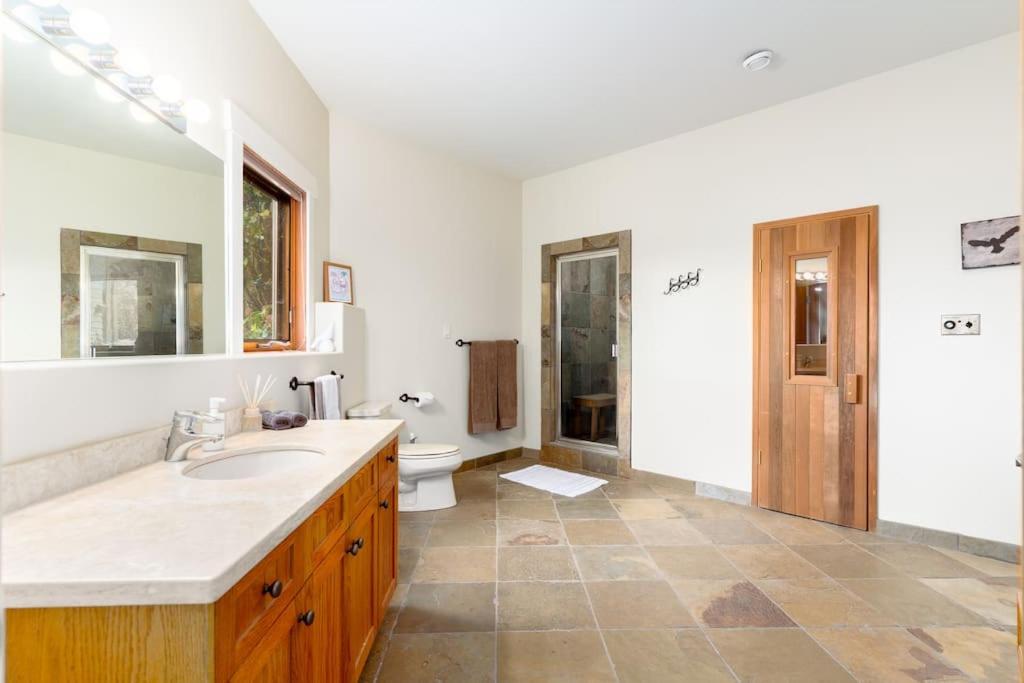 Season Premiere Winery-Bed & Breakfast in vineyard