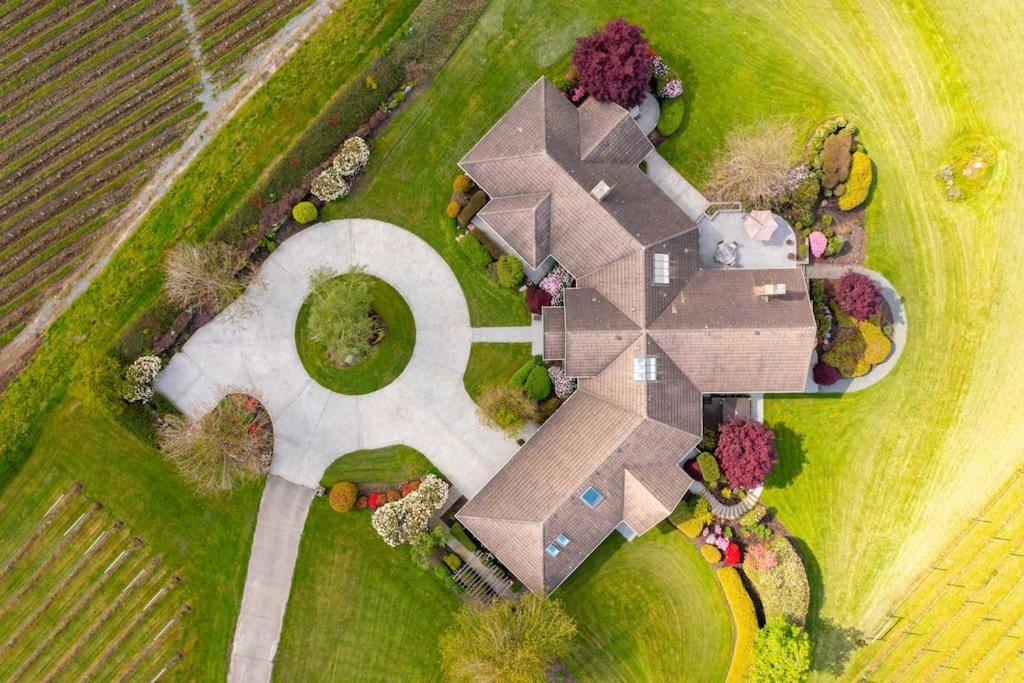 Season Premiere Winery-Bed & Breakfast in vineyard