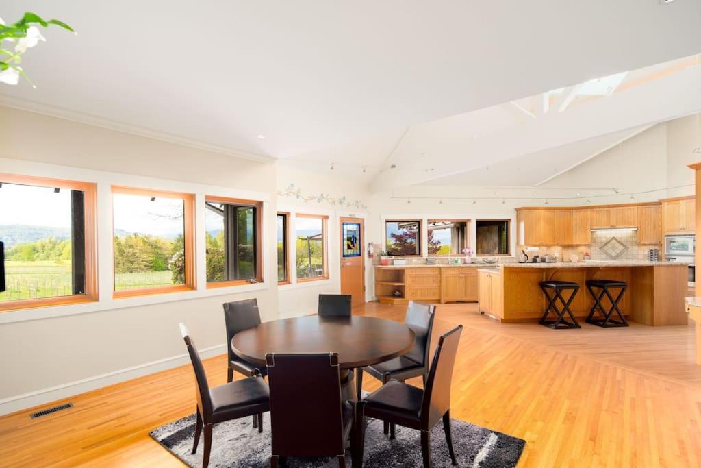 Season Premiere Winery-Bed & Breakfast in vineyard
