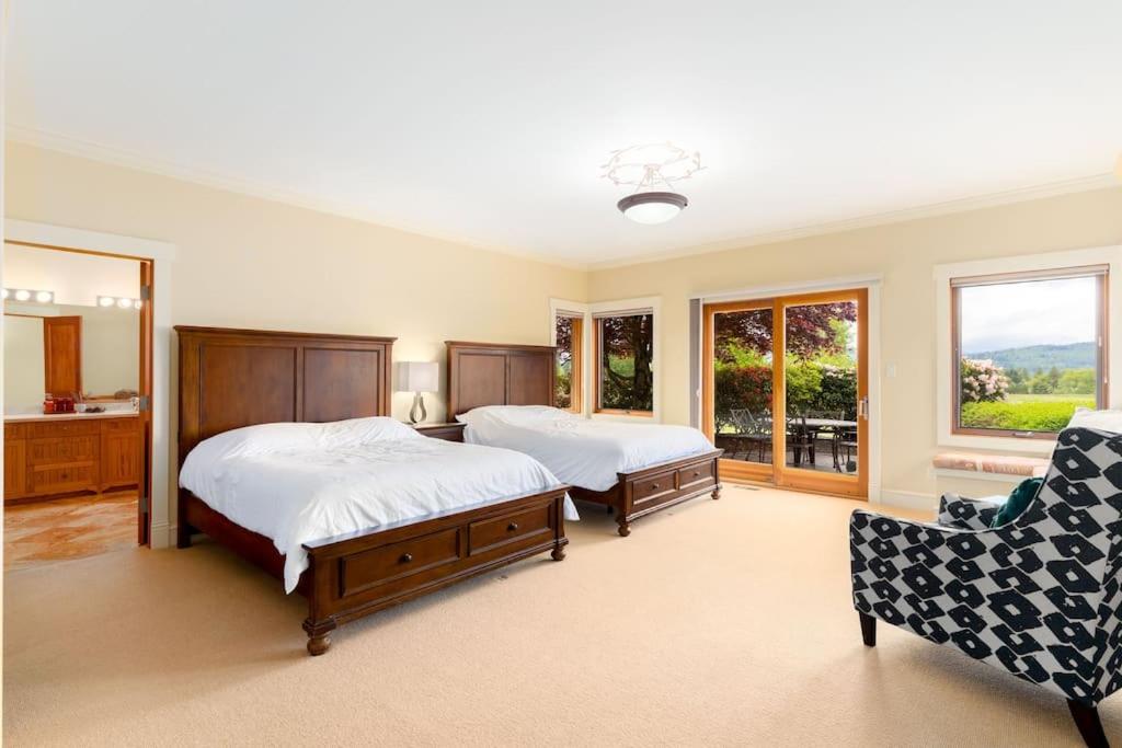 Season Premiere Winery-Bed & Breakfast in vineyard