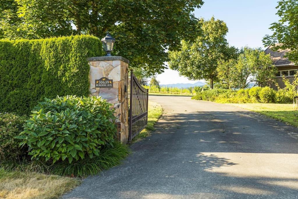 Season Premiere Winery-Bed & Breakfast in vineyard