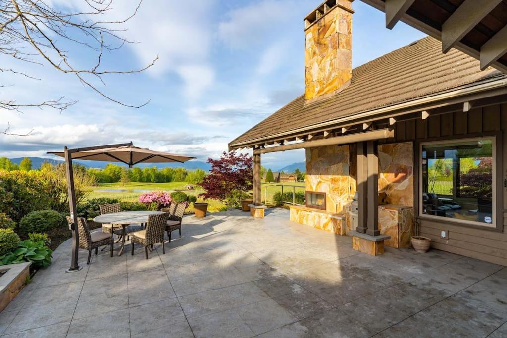 Season Premiere Winery-Bed & Breakfast in vineyard