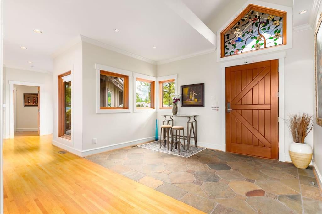 Season Premiere Winery-Bed & Breakfast in vineyard