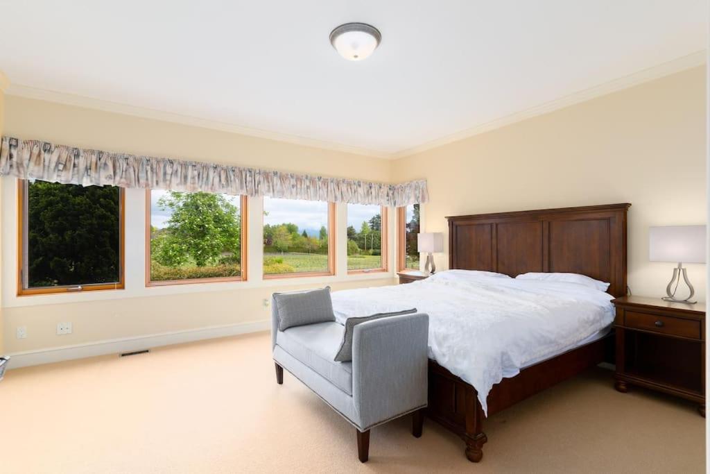 Season Premiere Winery-Bed & Breakfast in vineyard