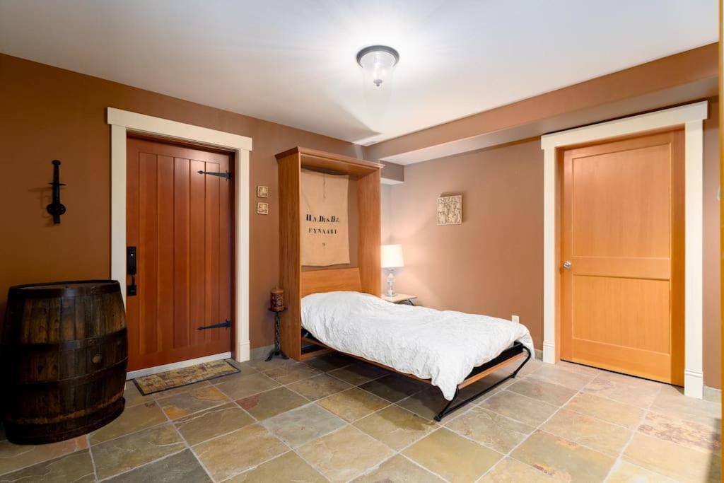 Season Premiere Winery-Bed & Breakfast in vineyard