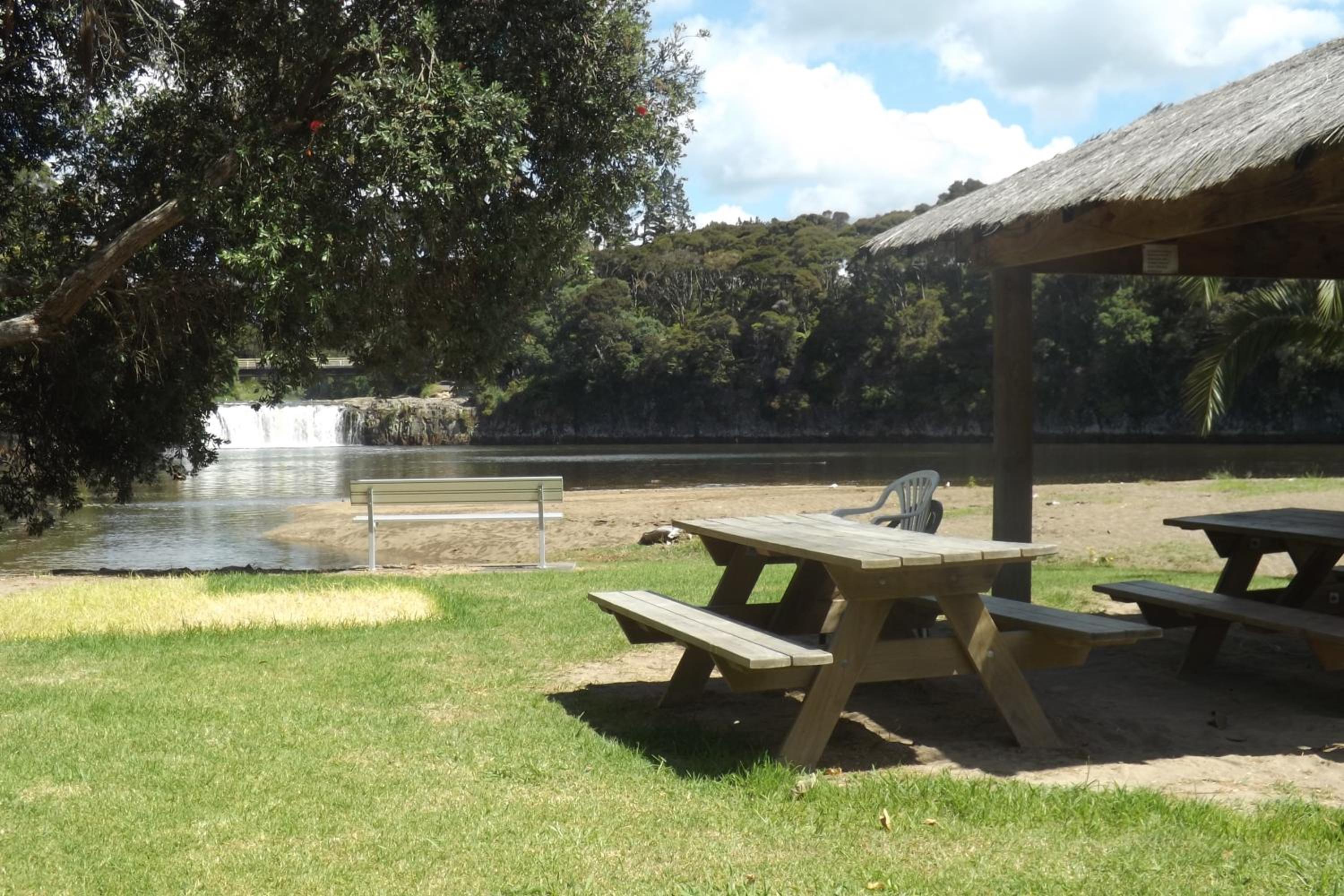 Waterfalls Estate - Motel & Campground