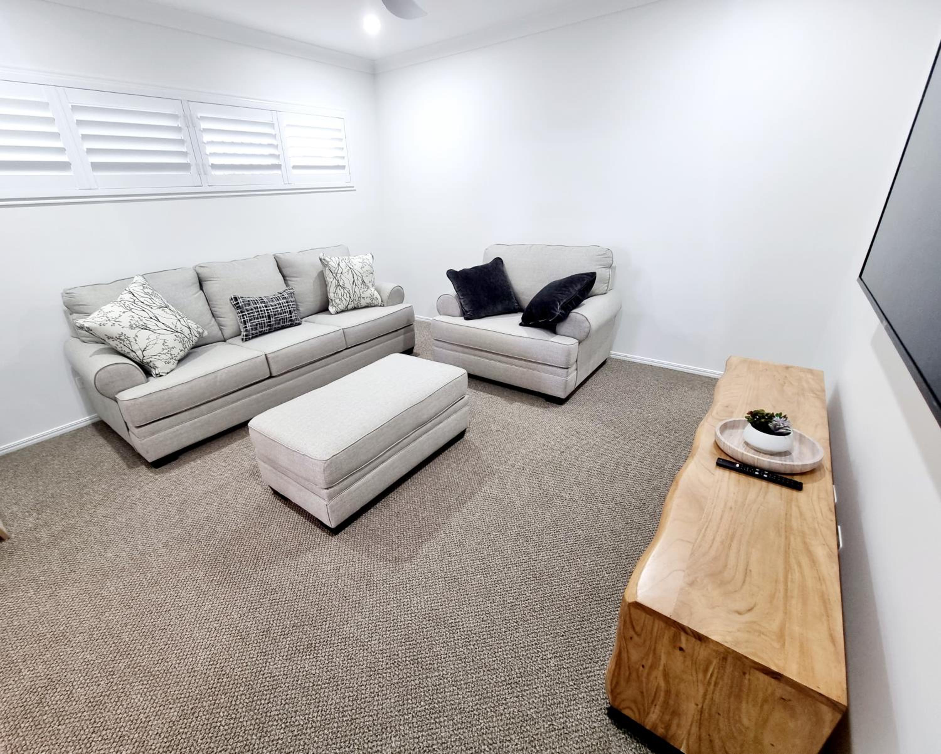 Large and Private Executive Home - Secure parking for boats