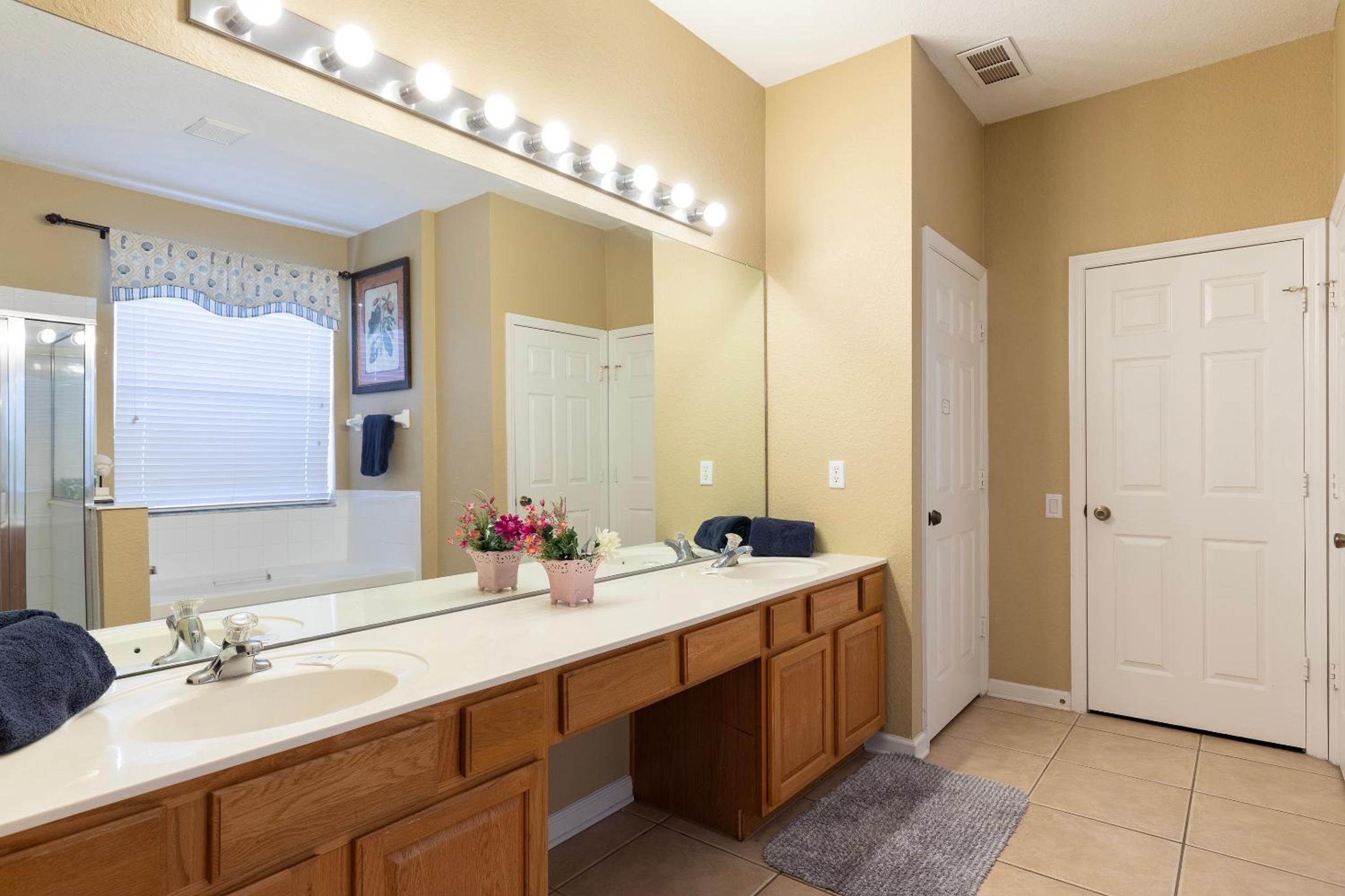Windsor Hills Resort 2 Miles to Disney 6-Bedroom 4-Bathrooms Villa with Private Pool and Spa
