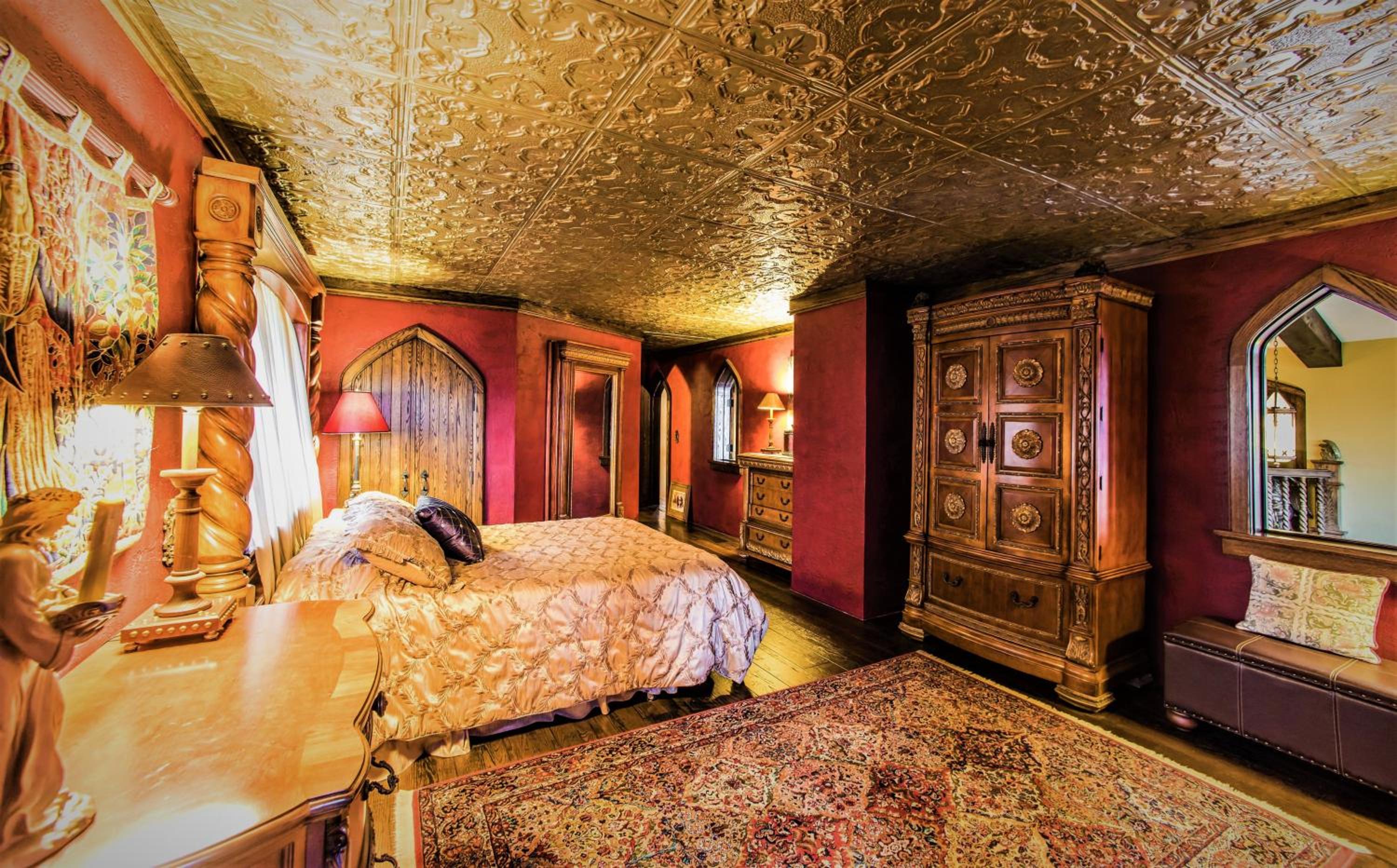 HIGHLANDS CASTLE overlooking Lake George plus 2 other CASTLES & SUITES