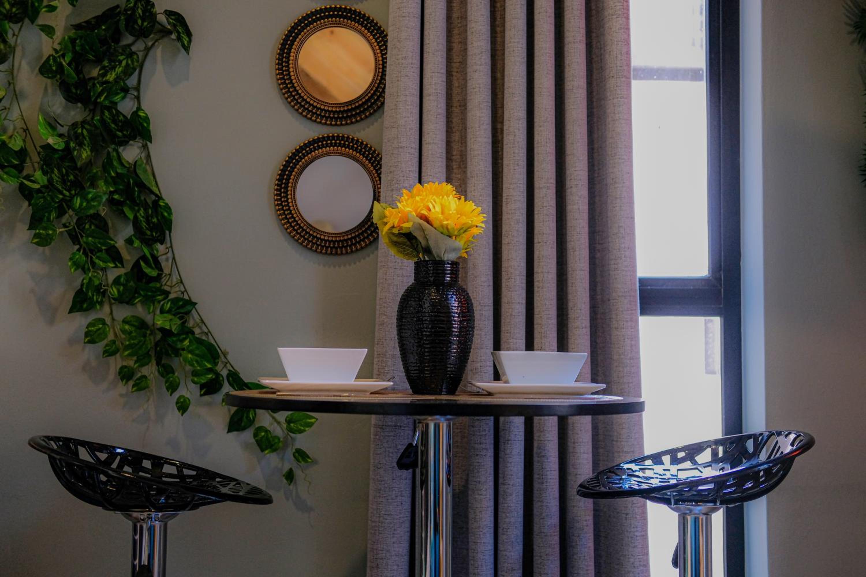 The Artful Cityscape Loft - Serenity In The City