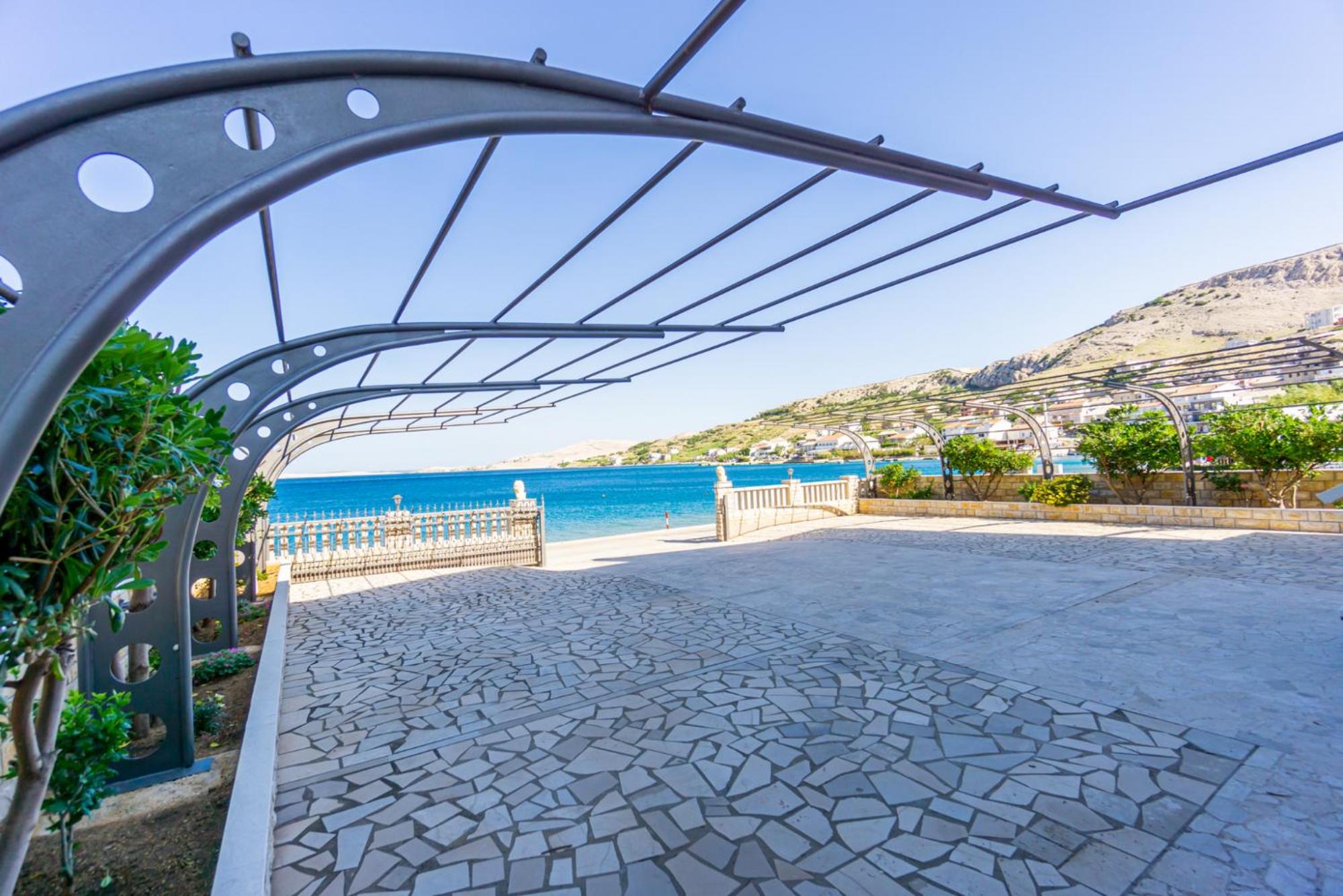 Kustic at the beach