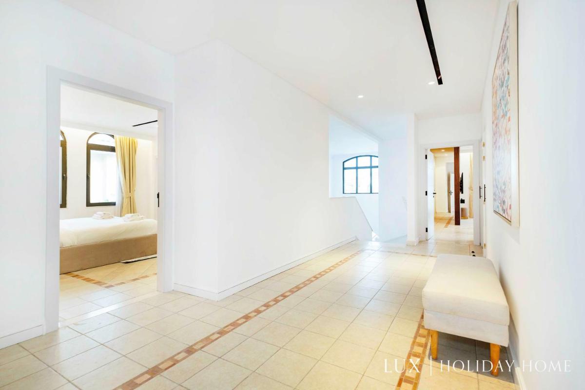 LUX The White Palm Villa