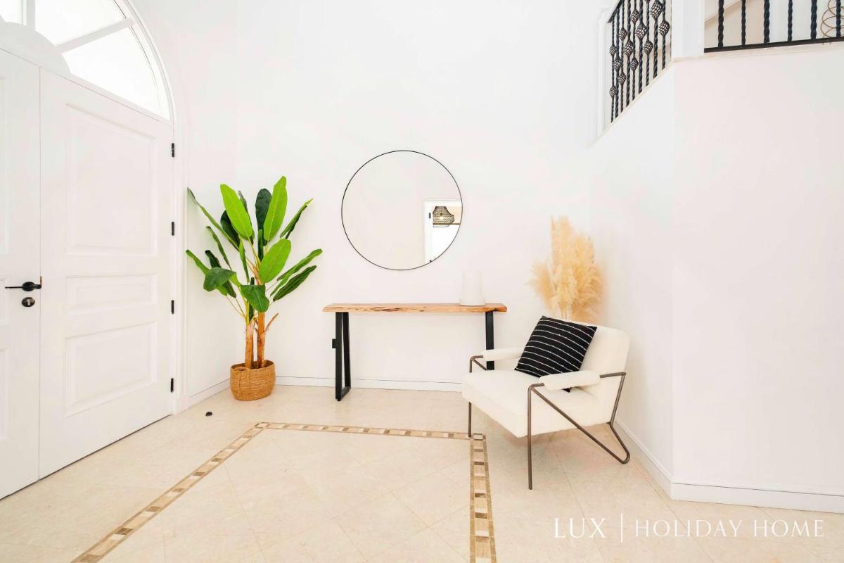LUX The White Palm Villa