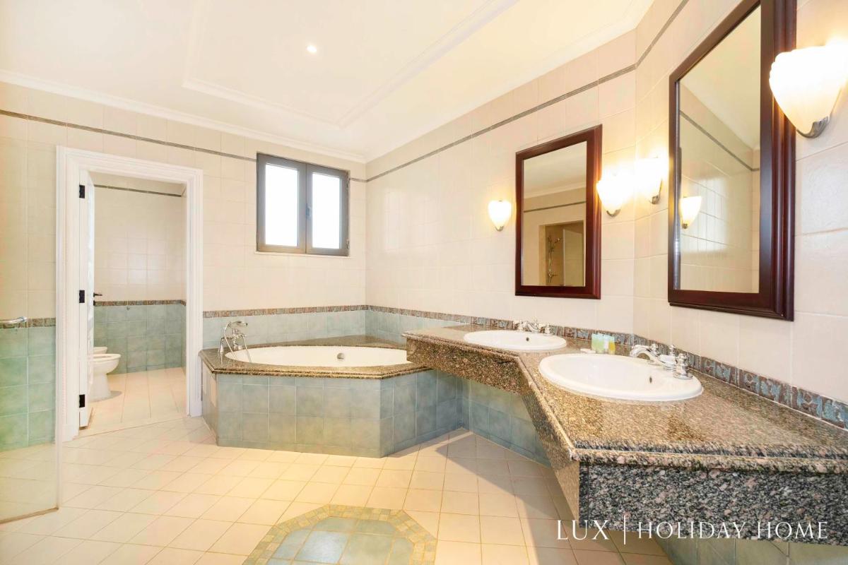 LUX The White Palm Villa