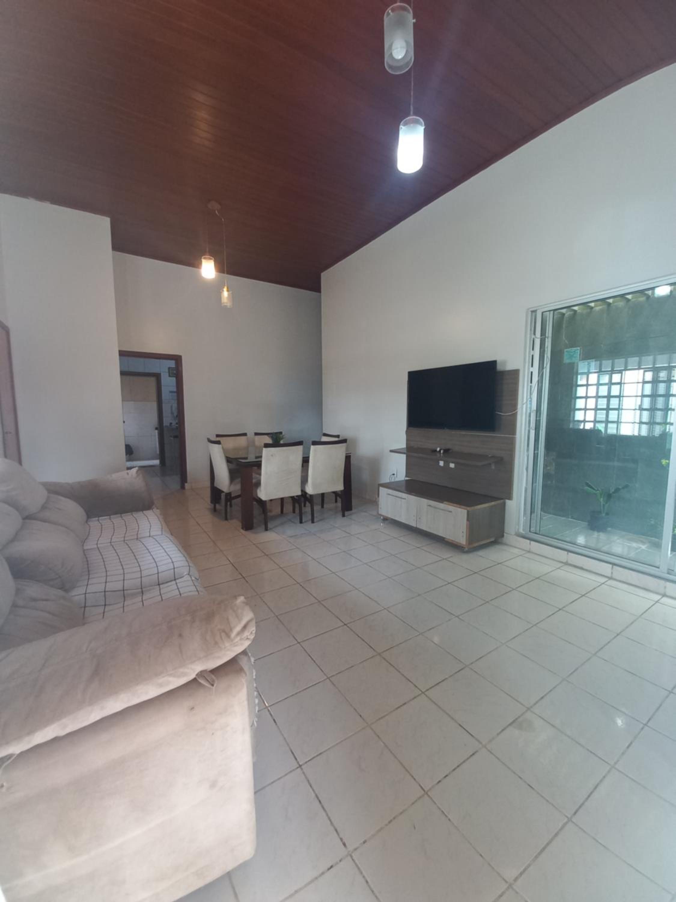 CASA COM PISCINA EM ÁREA NOBRE