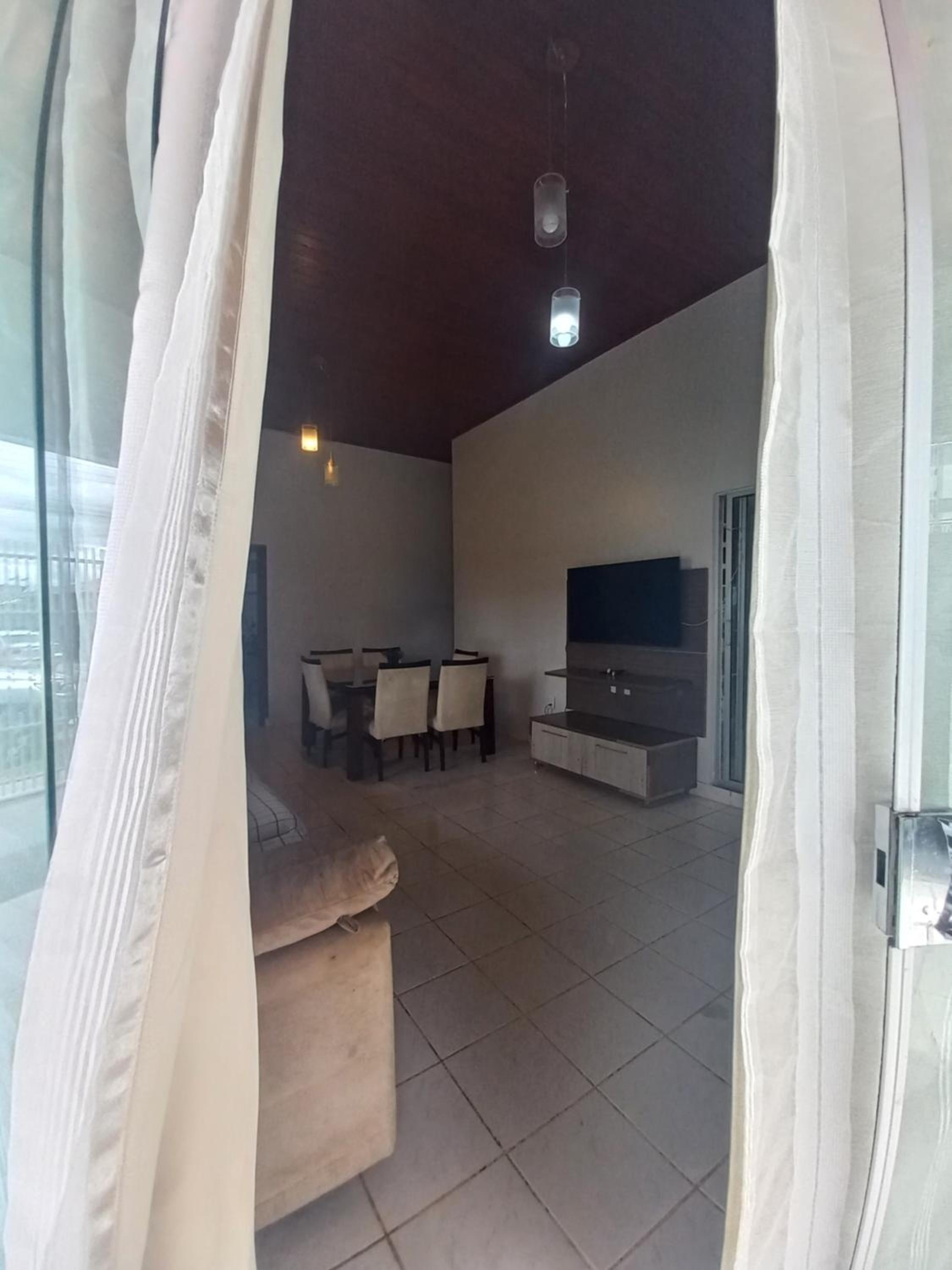 CASA COM PISCINA EM ÁREA NOBRE