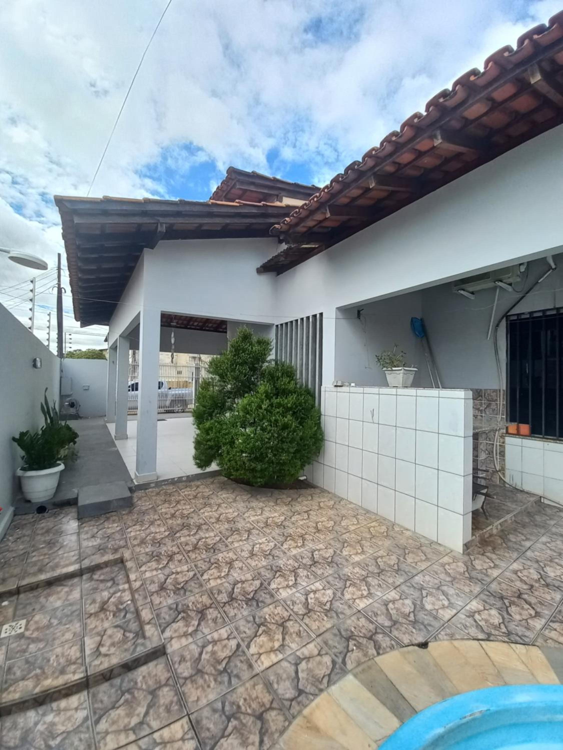 CASA COM PISCINA EM ÁREA NOBRE