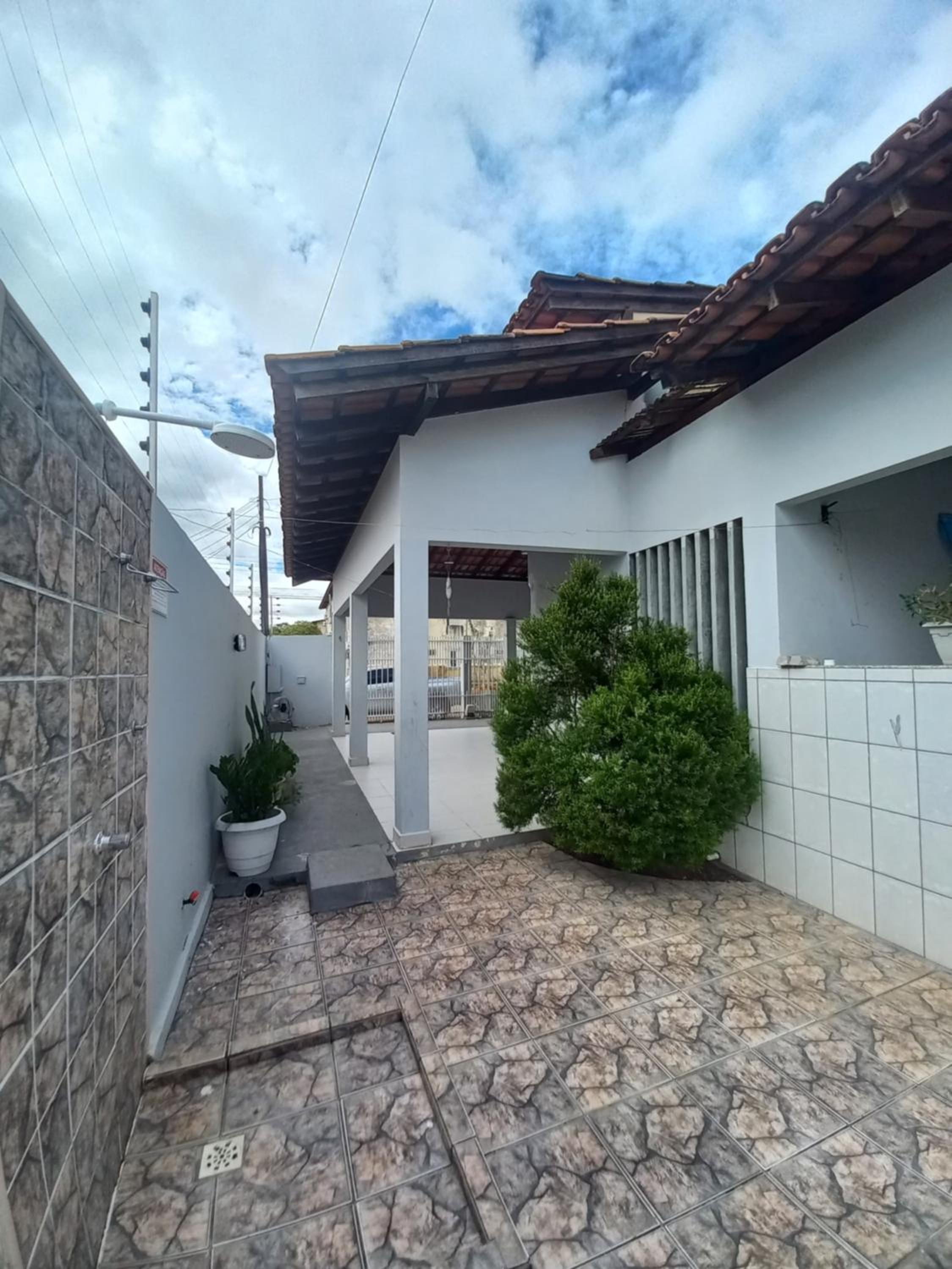 CASA COM PISCINA EM ÁREA NOBRE