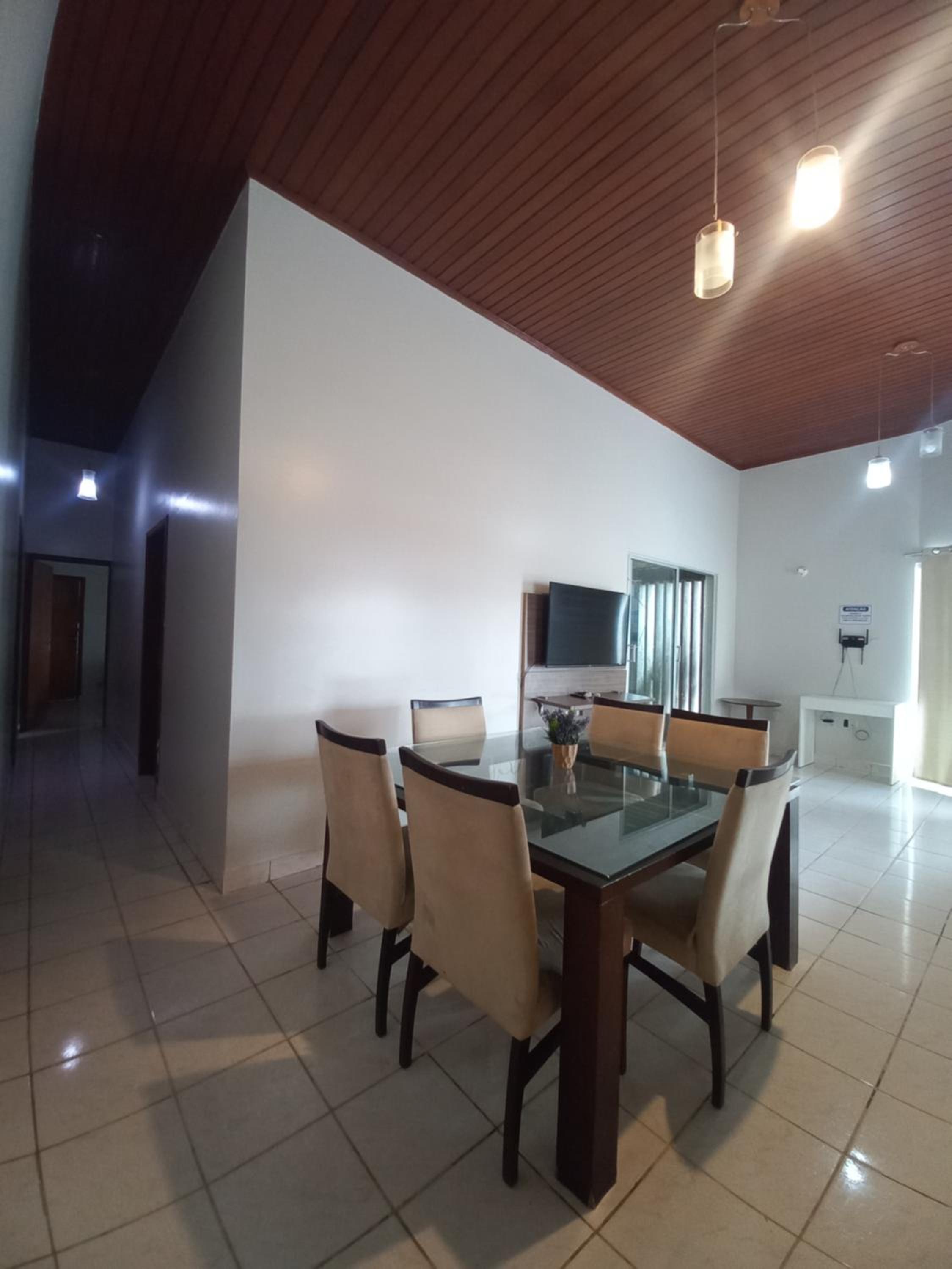 CASA COM PISCINA EM ÁREA NOBRE