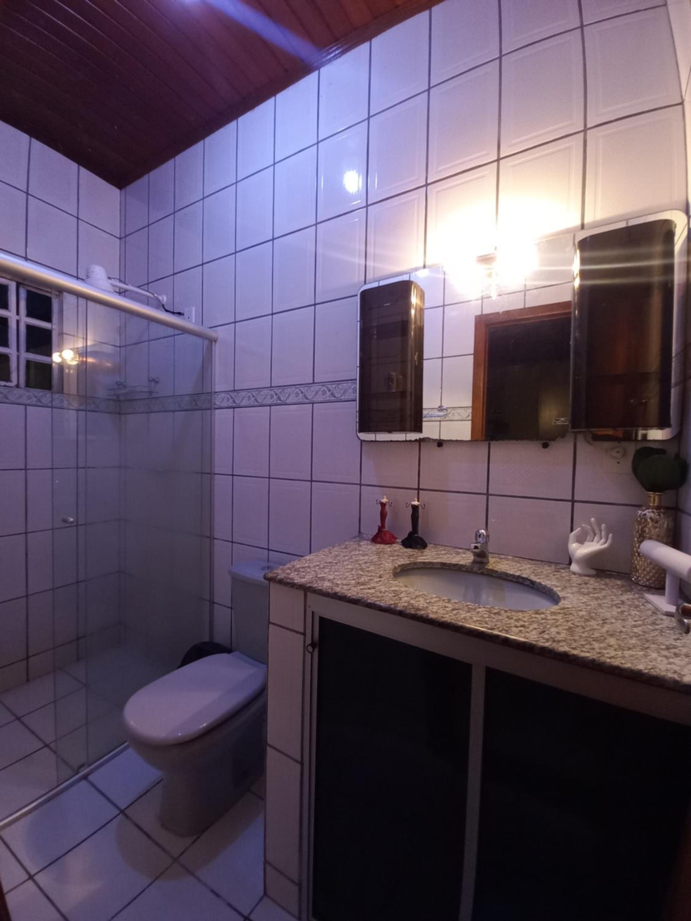 CASA COM PISCINA EM ÁREA NOBRE