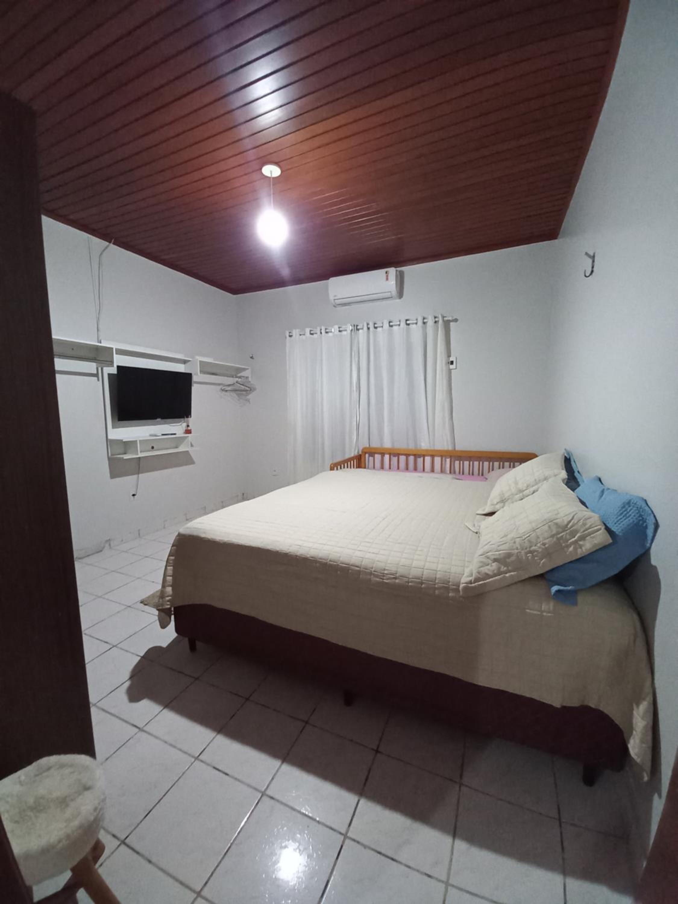 CASA COM PISCINA EM ÁREA NOBRE