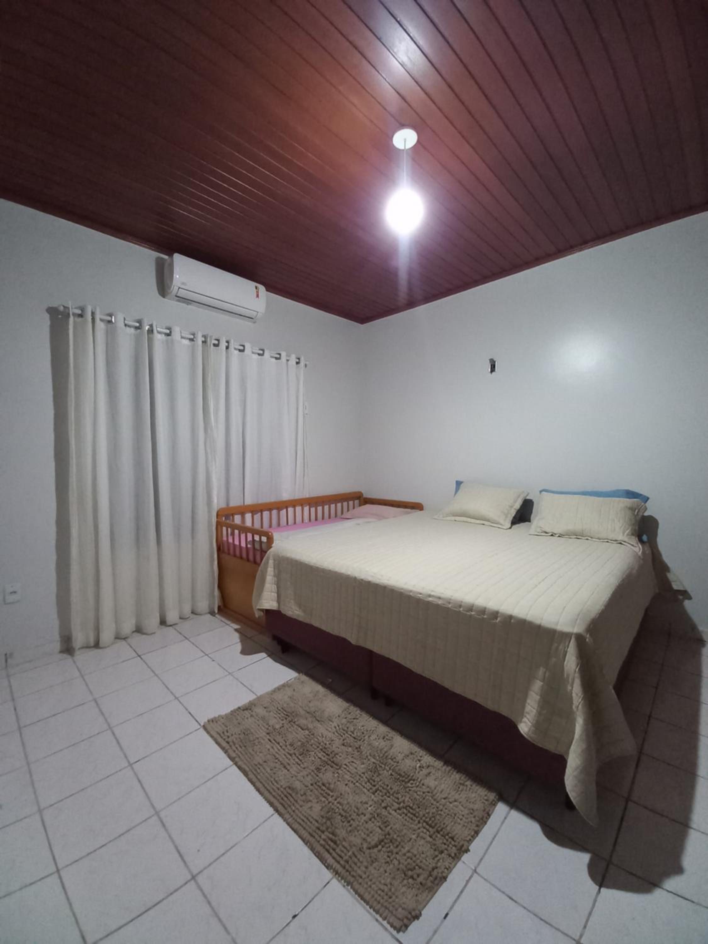 CASA COM PISCINA EM ÁREA NOBRE