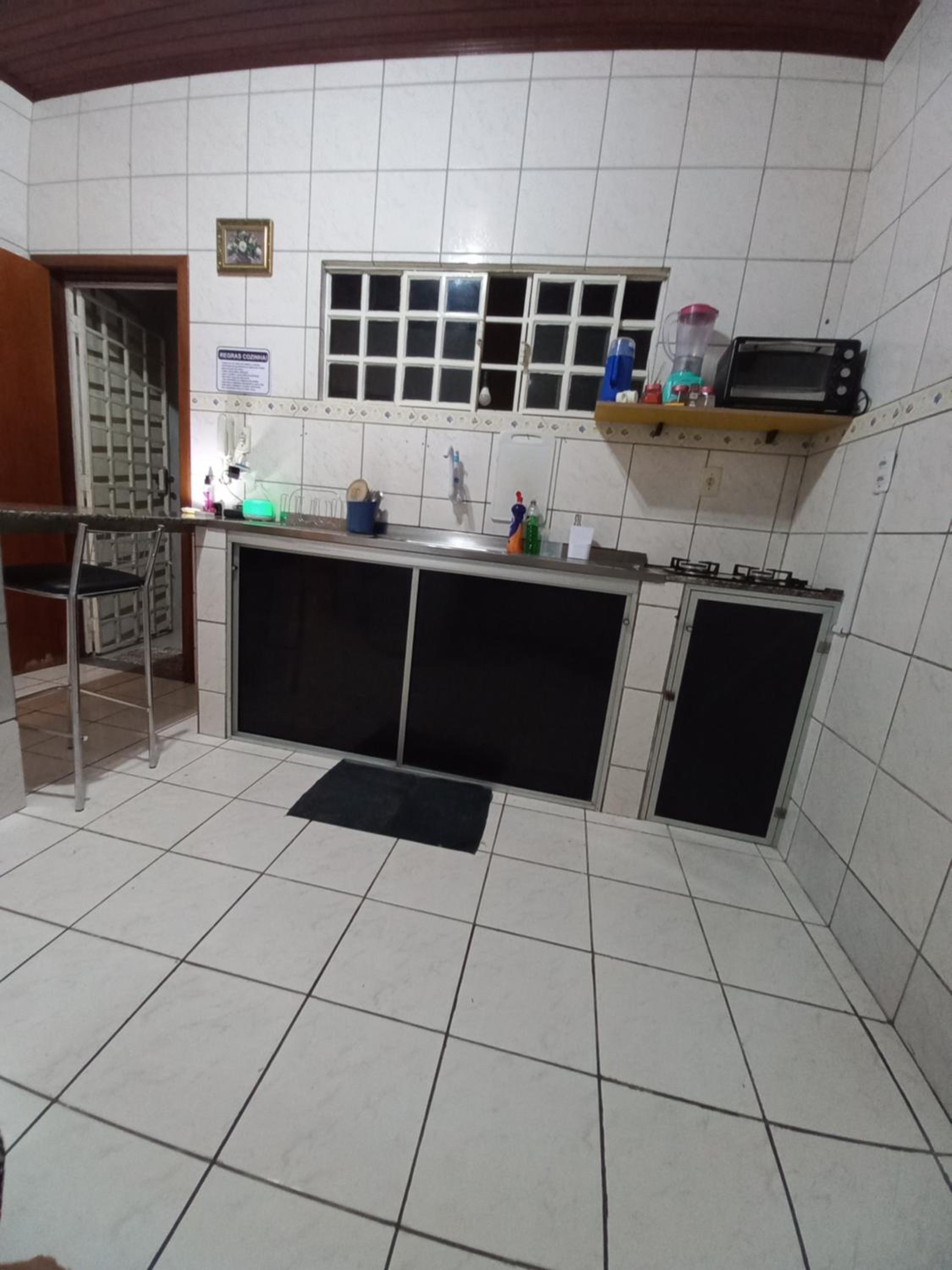 CASA COM PISCINA EM ÁREA NOBRE