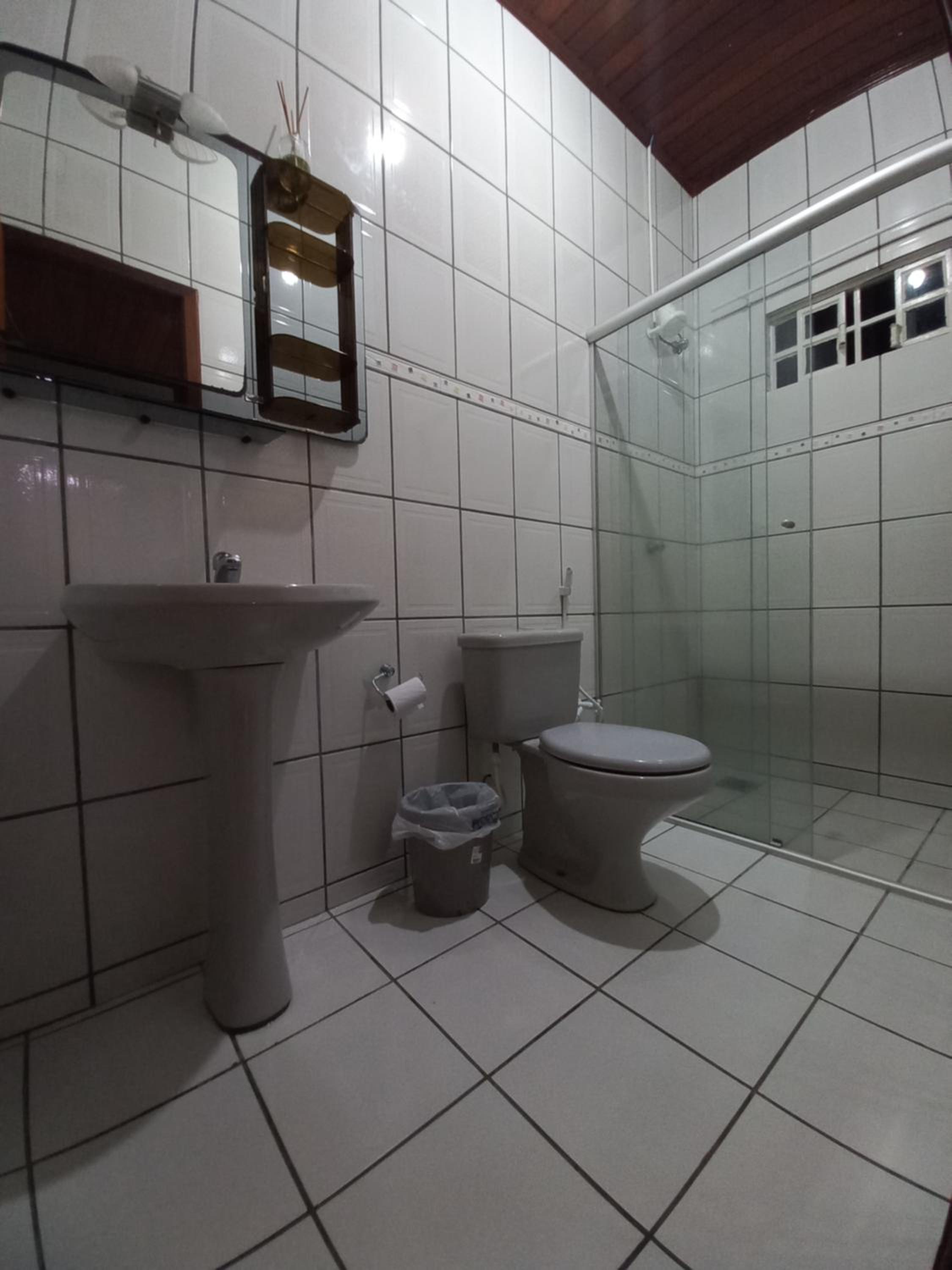 CASA COM PISCINA EM ÁREA NOBRE