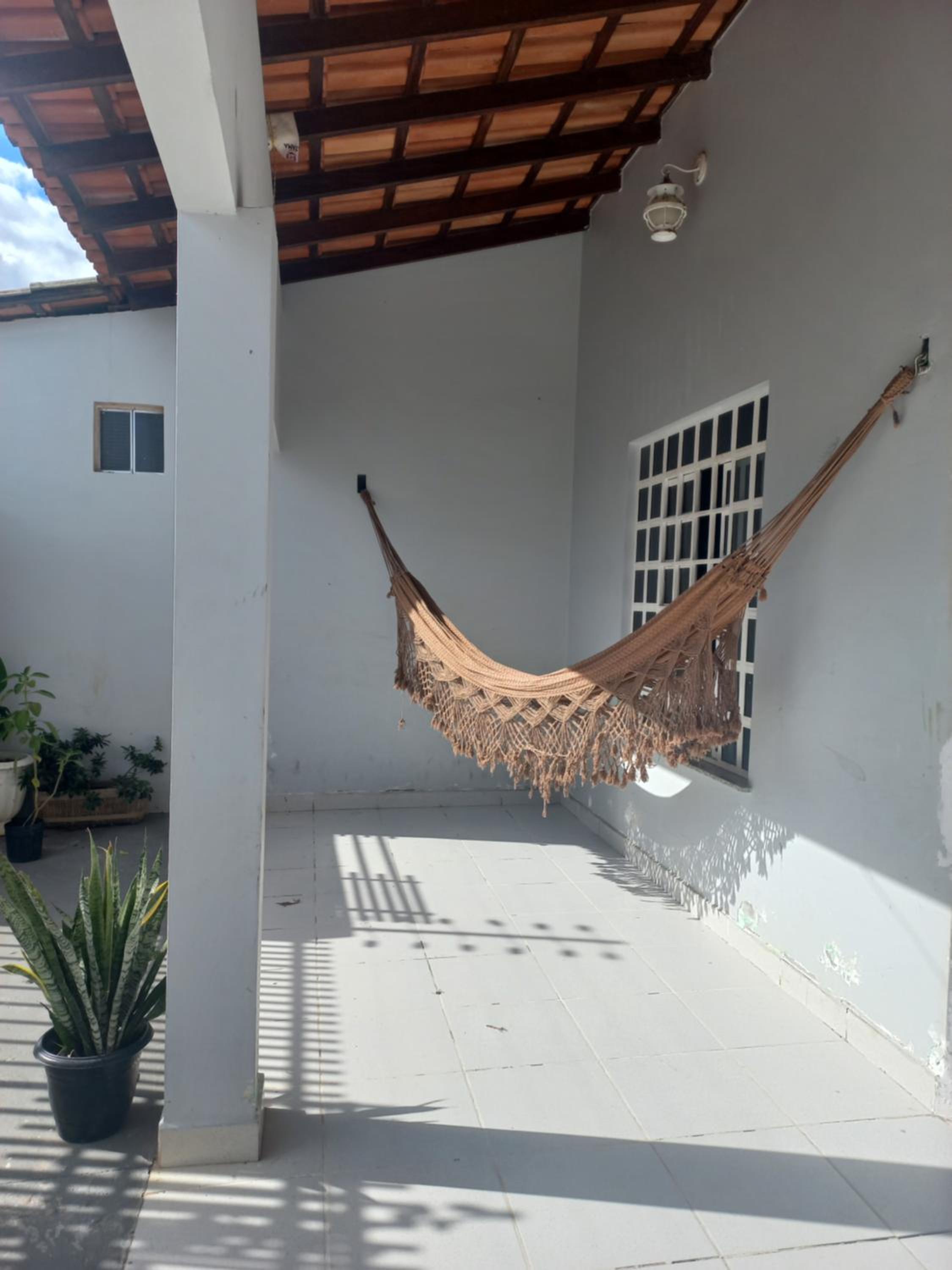 CASA COM PISCINA EM ÁREA NOBRE