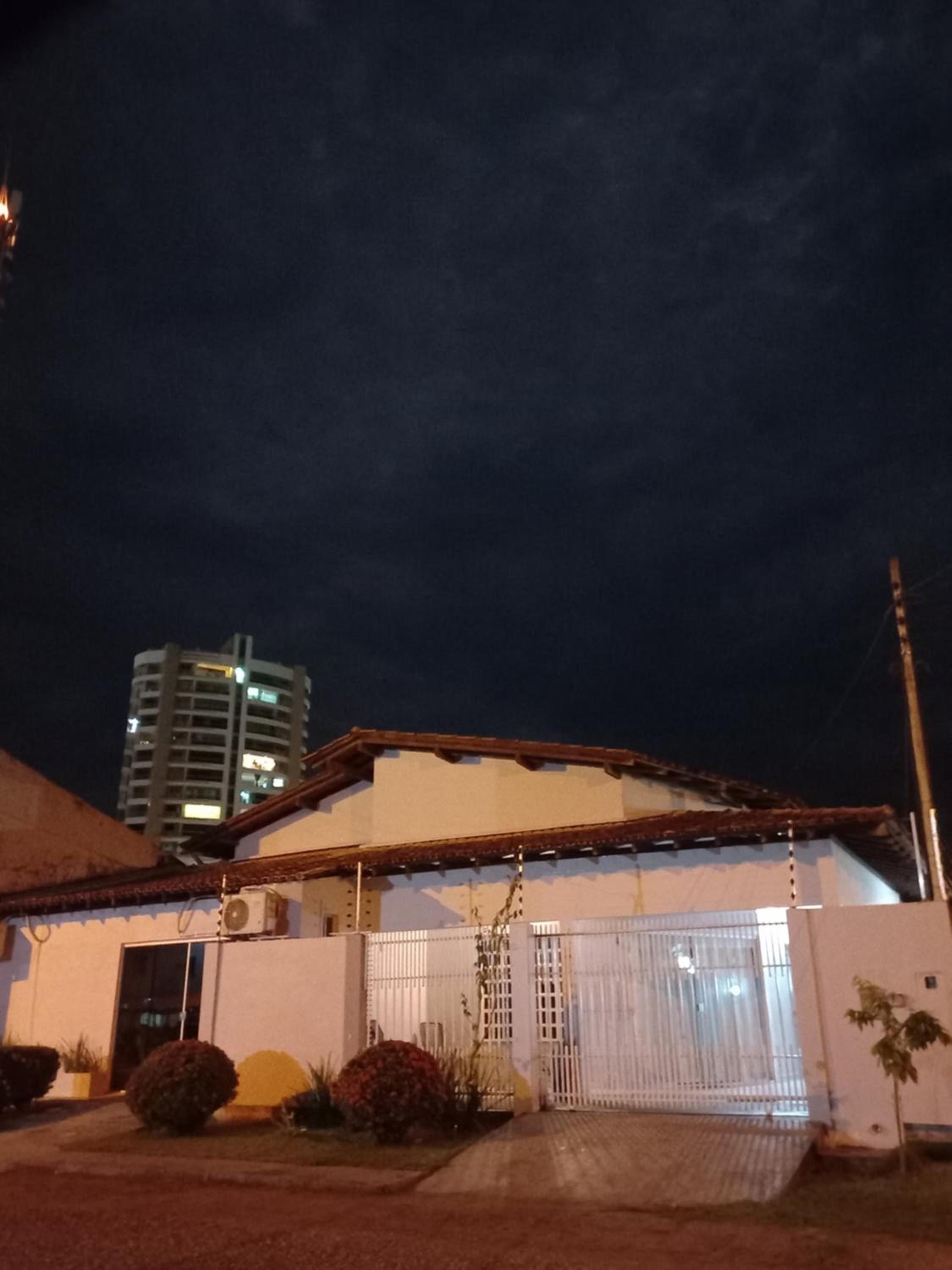 CASA COM PISCINA EM ÁREA NOBRE