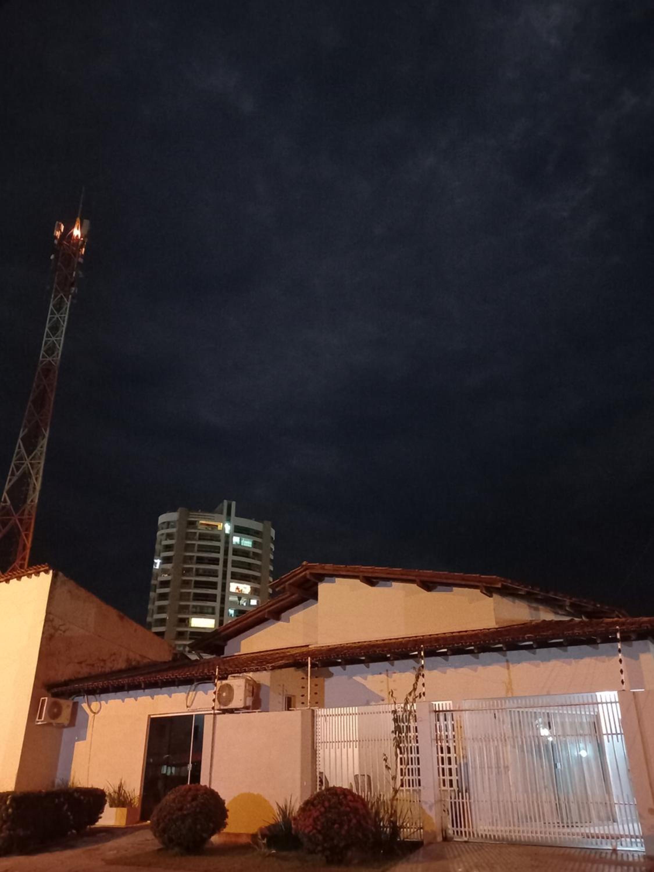 CASA COM PISCINA EM ÁREA NOBRE